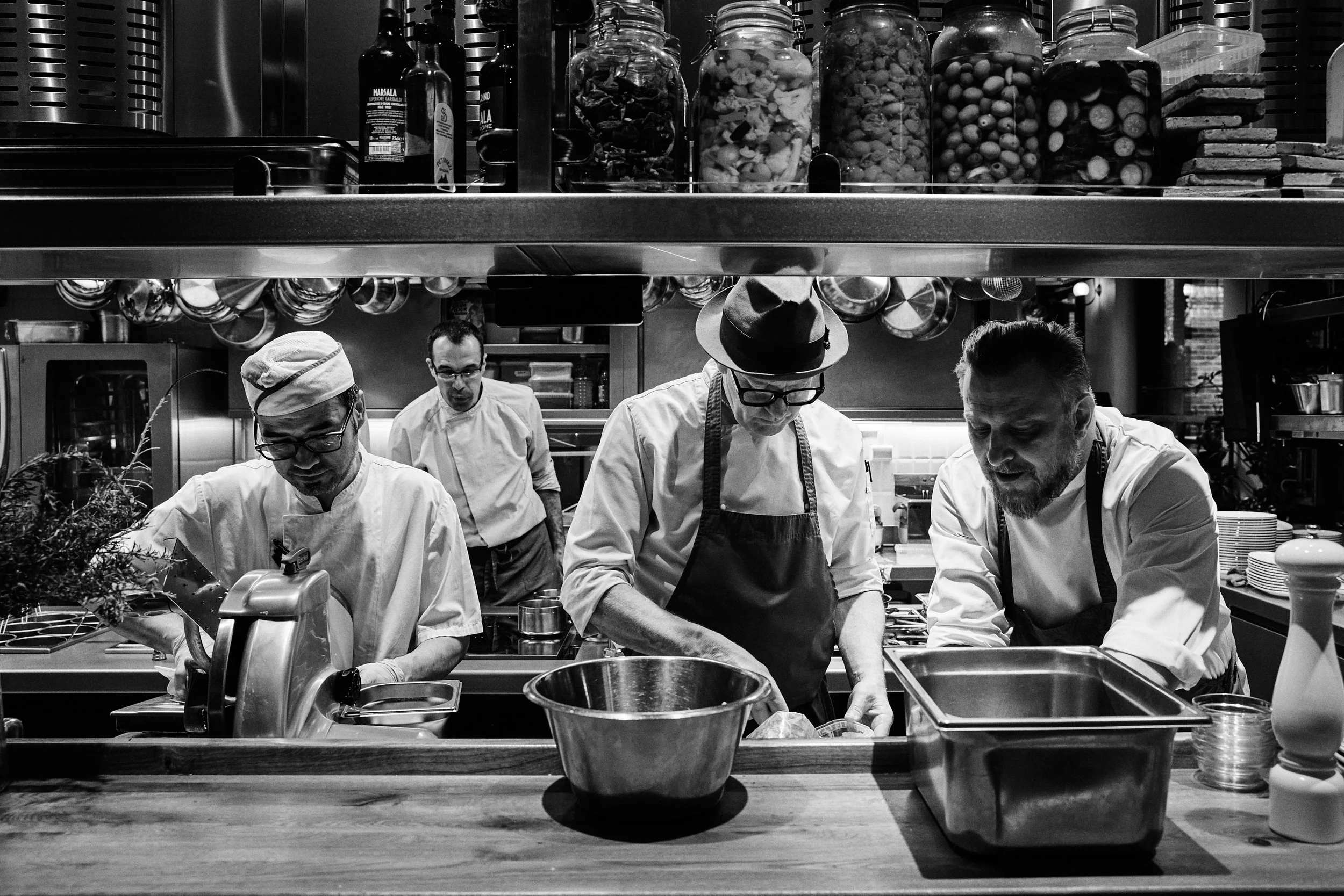 Kokker i arbeid i kjøkkenet på Palazzo Comunale, siciliansk restaurant på Grünerløkka i Oslo