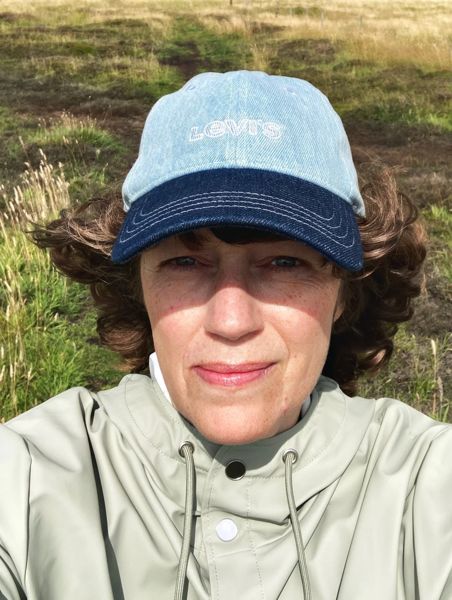 F&oslash;ler du dig lyttet til i din hverdag?

At lytte er essentielt i samtaleterapi hos mig. Jeg er uddannet i at lytte, ikke h&oslash;re efter, men lytte med alle mine sanser.

N&aring;r jeg lytter nysgerrigt, kan jeg skabe forbindelse til dig og 