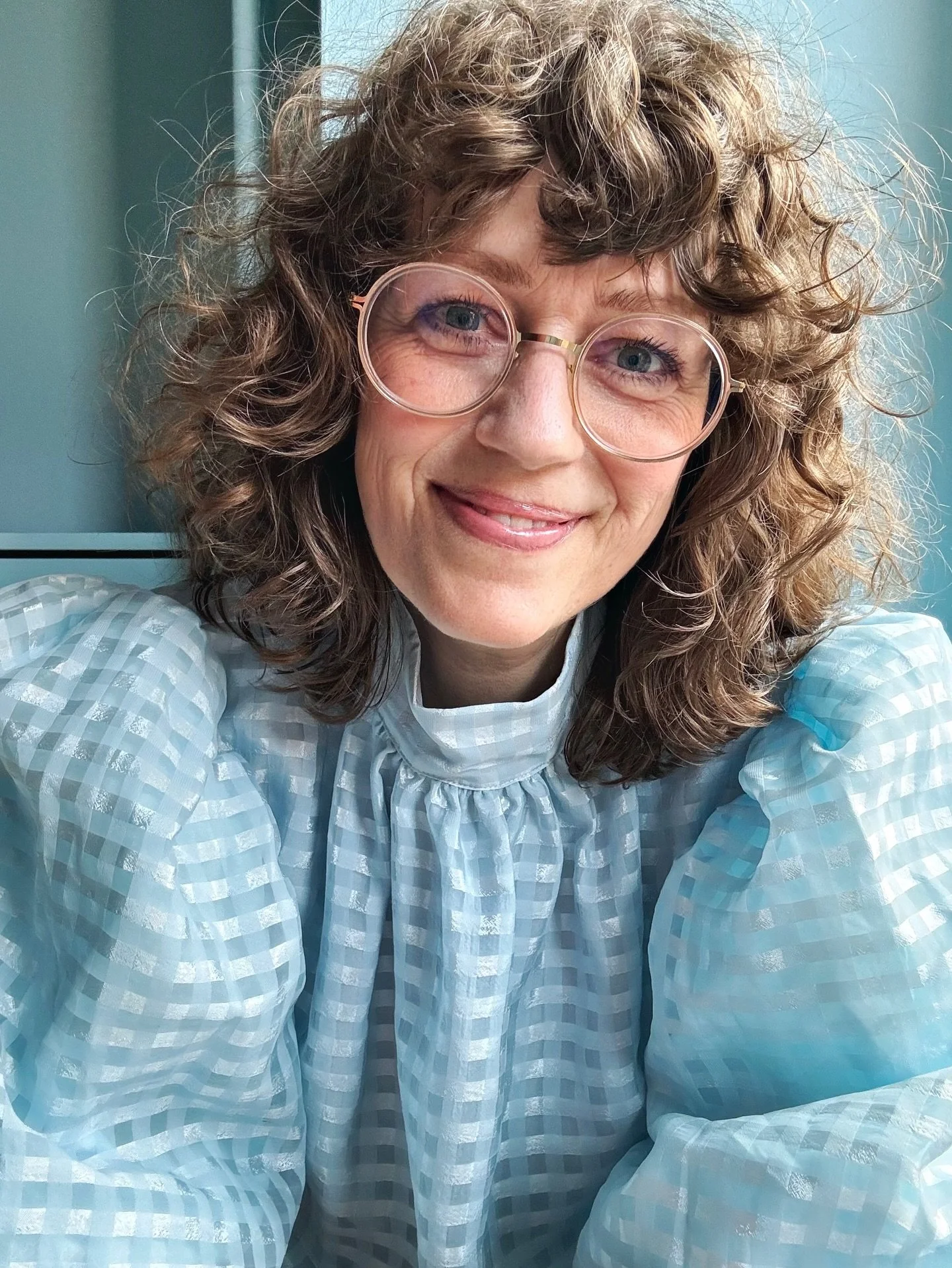 Min hverdag i &lsquo;Finurlige hverdag&rsquo; er sammensat. Jeg bruger st&oslash;rstedelen af min tid i min terapeutiske praksis hvor jeg tilbyder samtaleterapi, r&aring;dgivning og b&oslash;rnesamtaler. 

Ud over mit terapeutiske arbejde s&aring; er