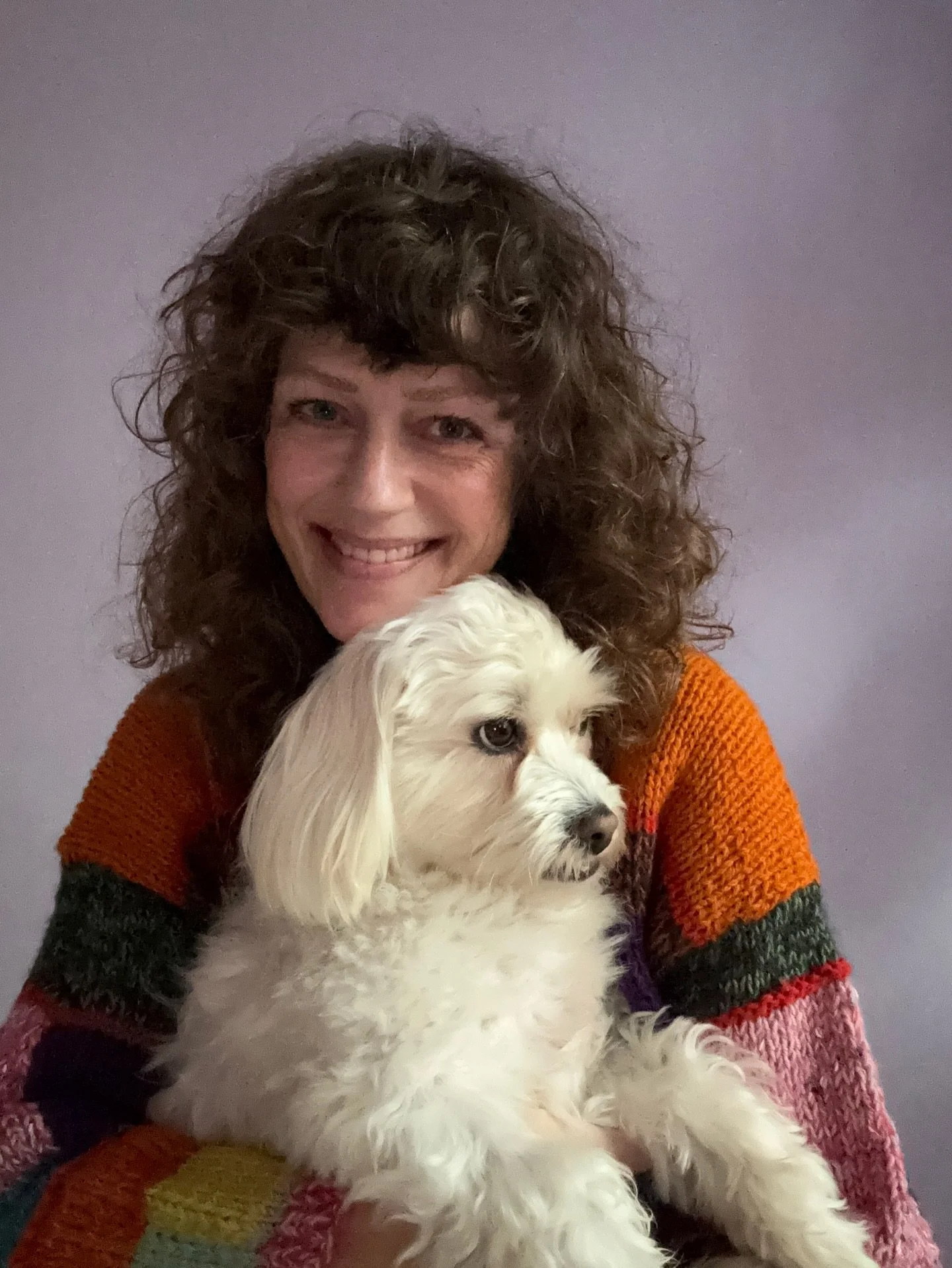 Ham her er noget af det bedste, der er sket for min familie. Han hj&aelig;lper os til ikke at have lange arbejdsdage, fordi han skal luftes. Det betyder flere g&aring;ture om dagen, som bliver pauser i hverdagens g&oslash;rem&aring;l.

Bobbie hedder 