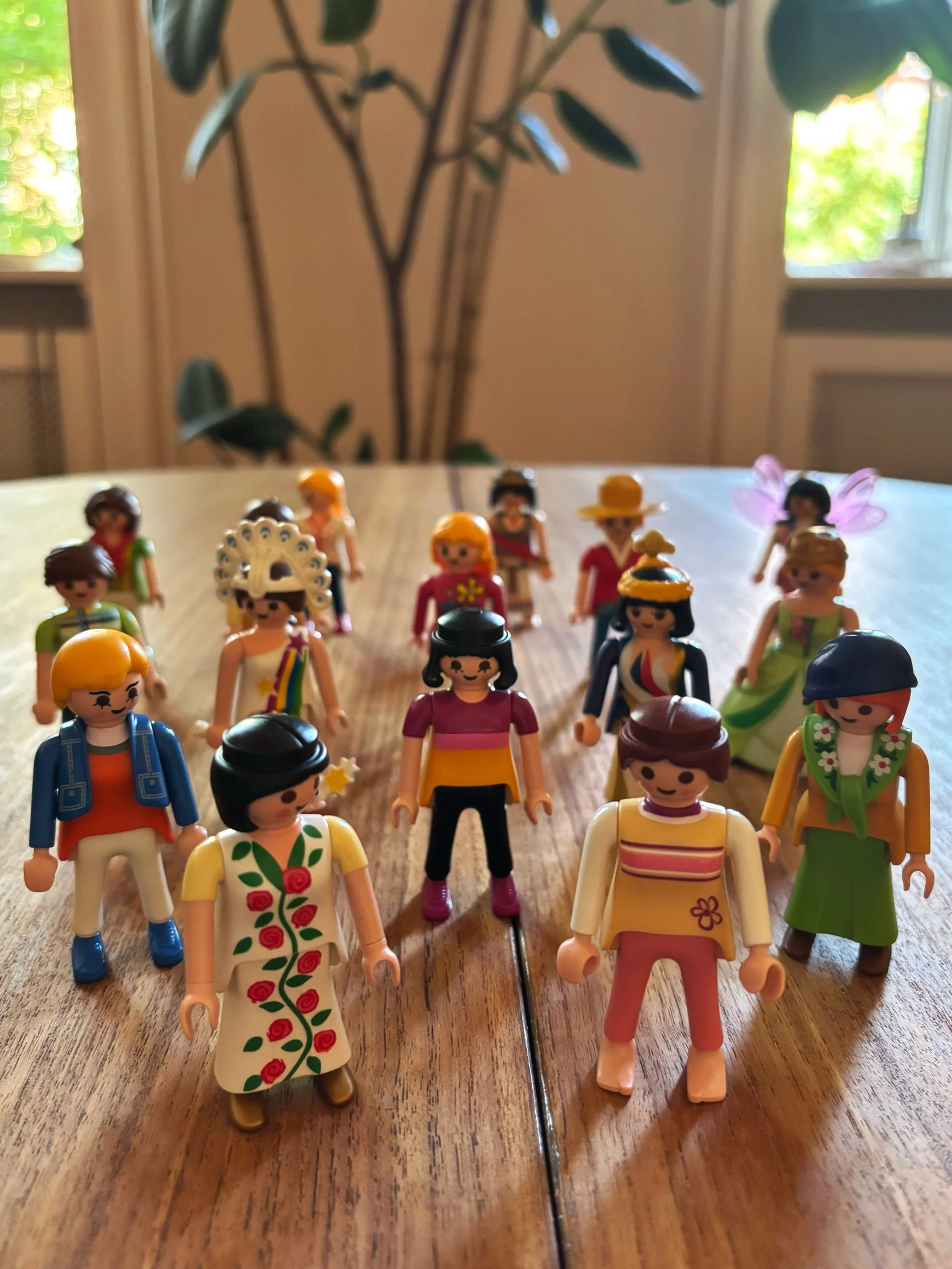 Hvilken figur vil du v&aelig;lge til at beskrive din mor? 
&nbsp;
Og hvorfor valgte du den? 
&nbsp;
Nogle gange kan det v&aelig;re lettere at s&aelig;tte ord p&aring; f&oslash;lelser gennem noget tredje som disse Playmobil figurer.
&nbsp;
S&aelig;rli