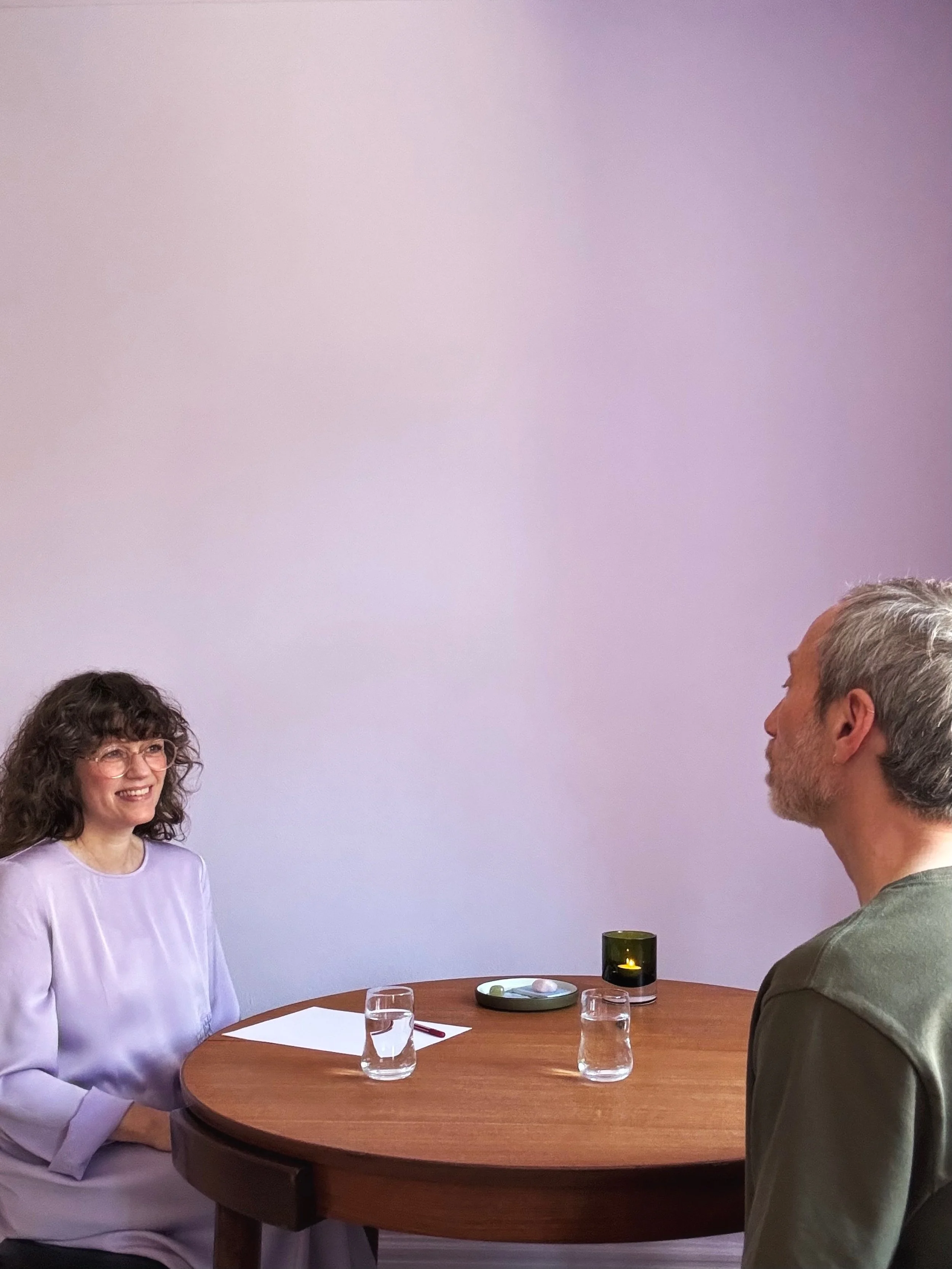 Overvejer du at begynde i terapi, men synes du, det er sv&aelig;rt, at finde den rette terapeut?

Det forst&aring;r jeg godt.

Ligesom i andre relationer er kemien mellem os vigtig. Jeg tilbyder en uforpligtende samtale, s&aring; du kan m&aelig;rke e