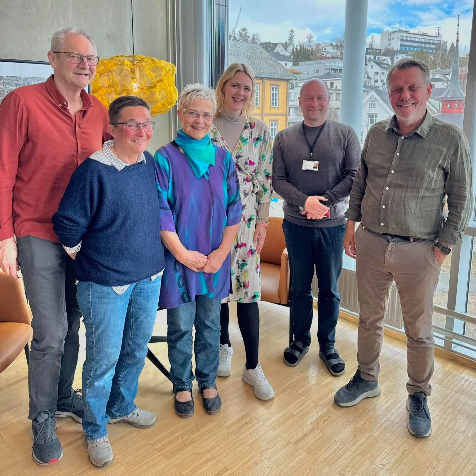 Representanter for Stiftelsen Mye mer enn hjerne! og frivillige i møte på ordførerens kontor i mai 2025