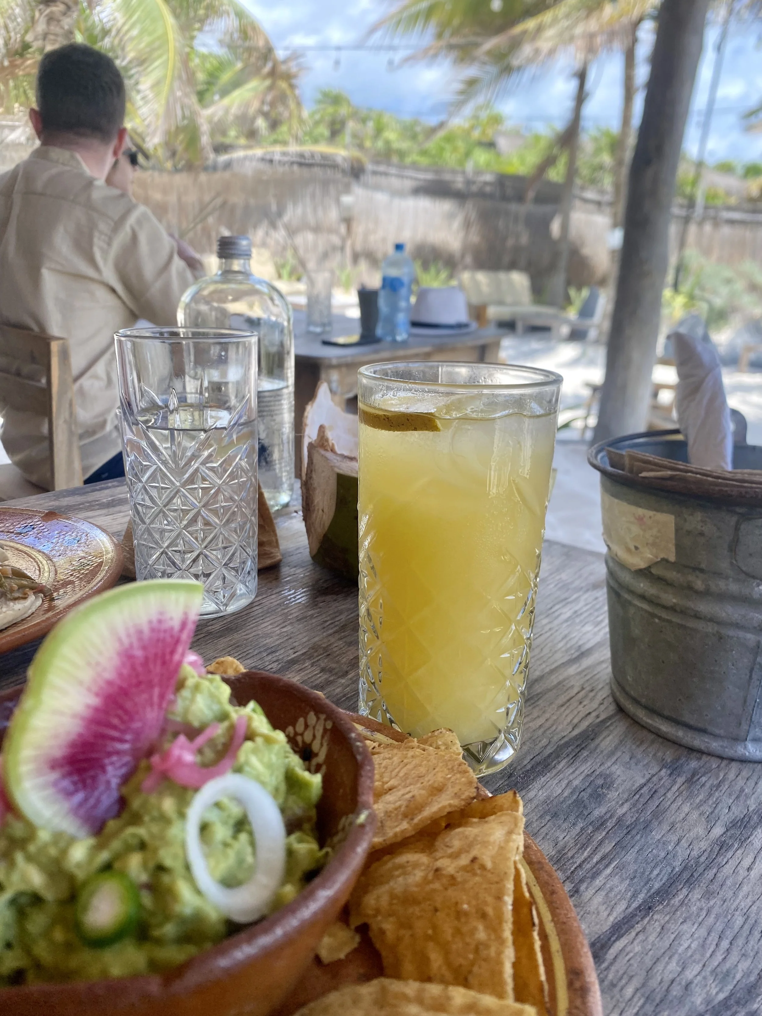 Nachos und Guacamole am Strand in Tulum