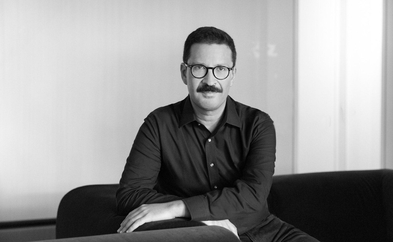 Black and white portrait of Andreas Mathes, founder of noesis learn., coaching individuals through reflective conversations, presence and intentional development.