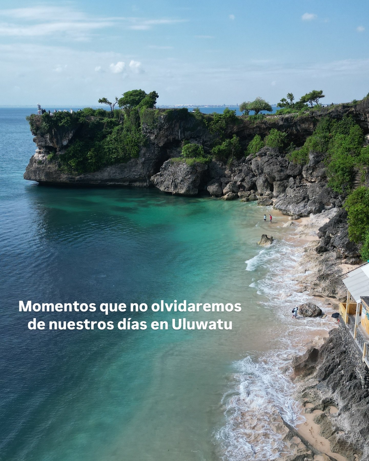 No viajamos para hacer check, viajamos para VIVIR cada momento 🙌🏼

Estos primeros d&iacute;as en Uluwatu se nos est&aacute;n quedando muy grabaditos en el cora 🫶🏼

🌾 Los restaurantes con decoraciones que dan paz.
🩵 Los descansos en la piscina d