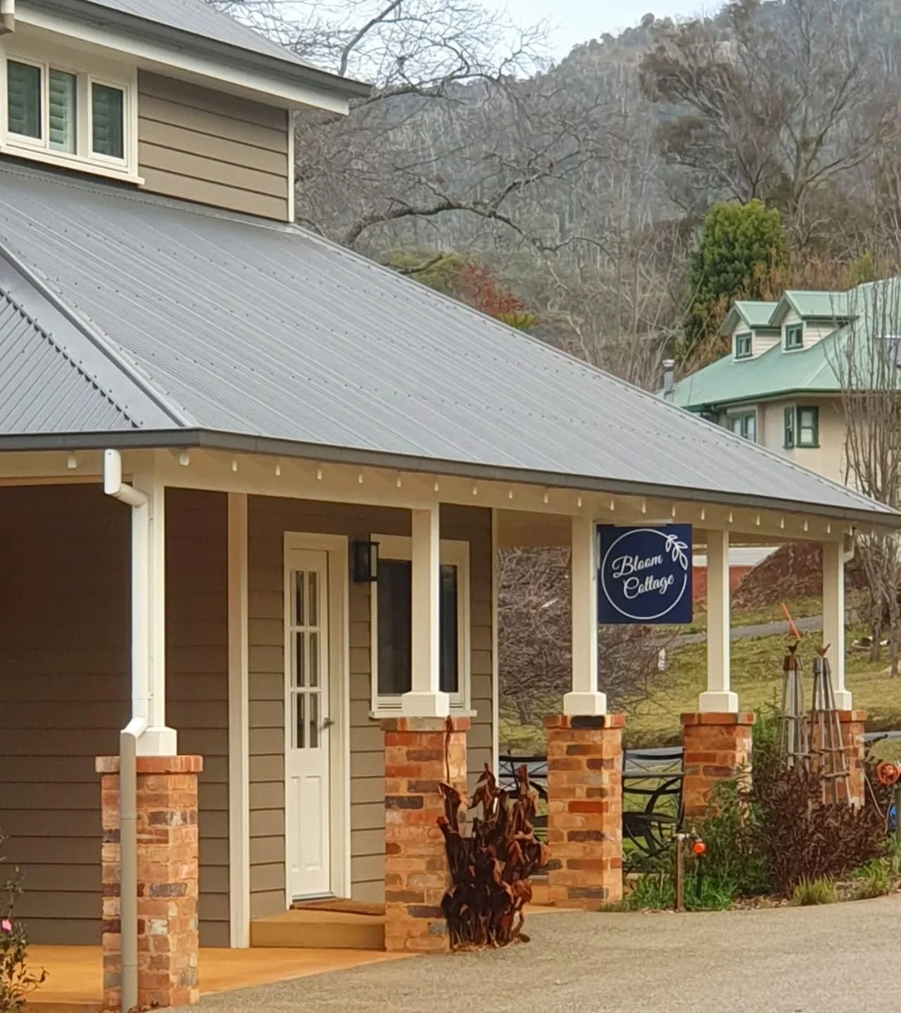 Bloom cottage has got a new sign now. So our guests will know exactly where to go when they arrive. Especially helpful when arriving at night 🌠
#BloomCottage at #ScenicMarysville #sign #Marysville