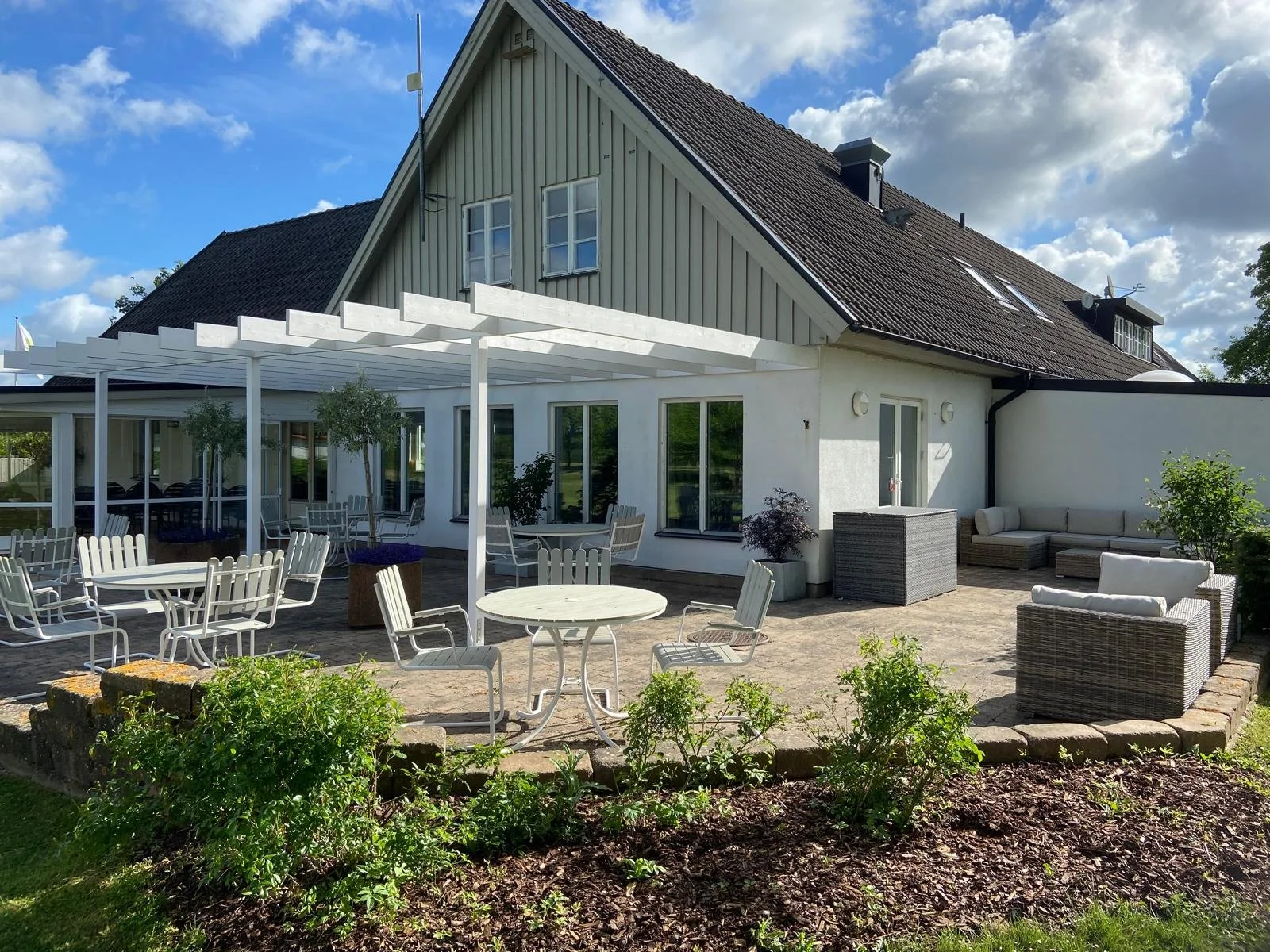 Vår mysiga uteplats blir det perfekta avstampet på er  sommar kick off