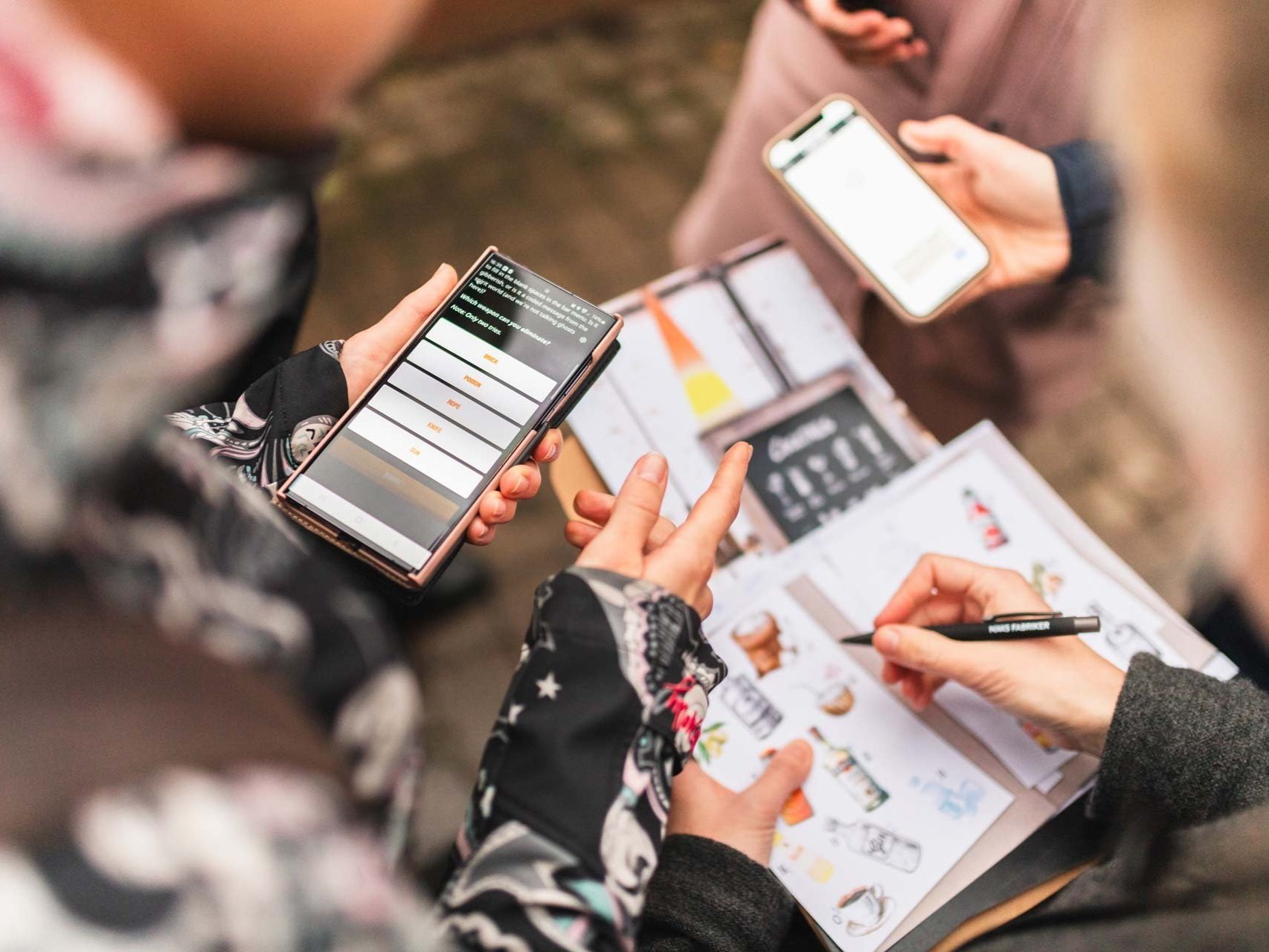 Klurigt utomhus spel där ni tillsammans löser ett mordmysterium