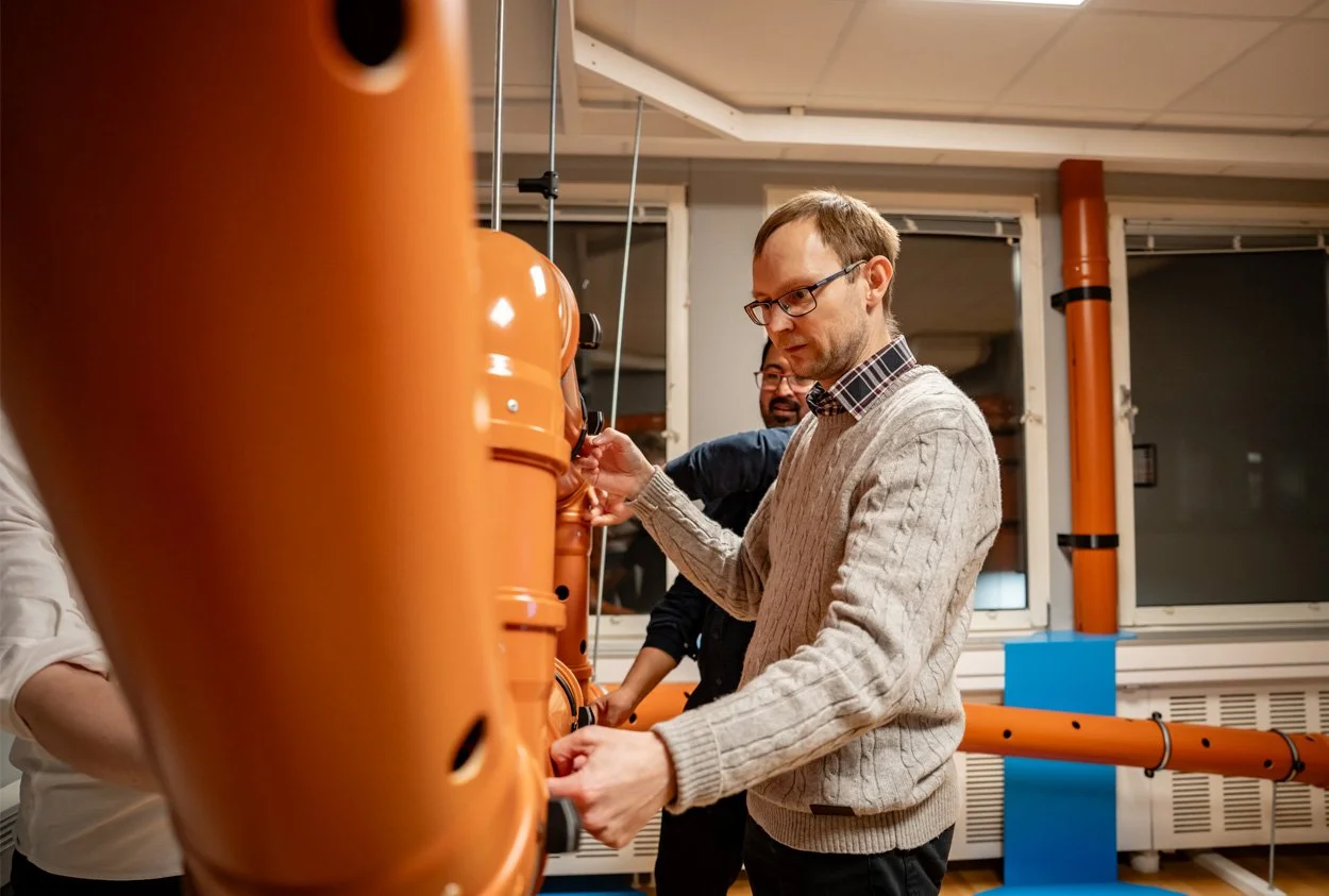 The Plumber: Ett av 30 uppdrag på Teamfabriken Malmö. Här ska gruppen få en boll att färdas i avloppssystemet, minst sagt en annorlunda aktivitet.