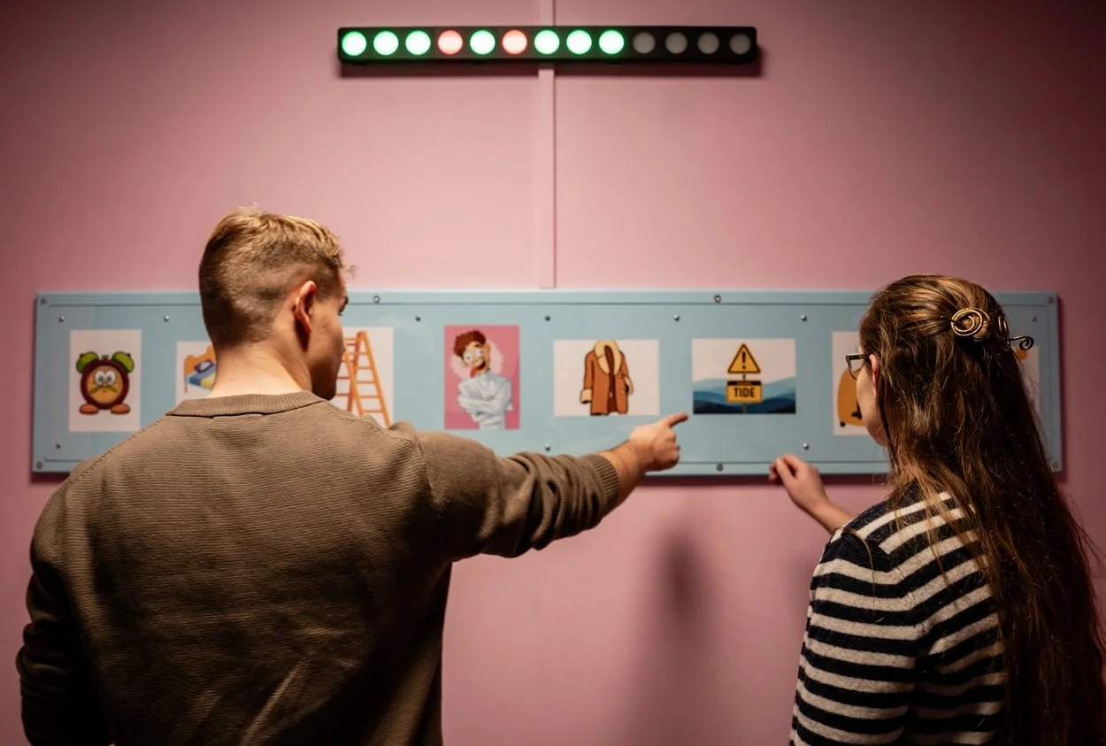 Listen Up: Matcha innehållet i låttexten till bilderna i rummet. Kul aktivitet på Teamfabriken Malmö.