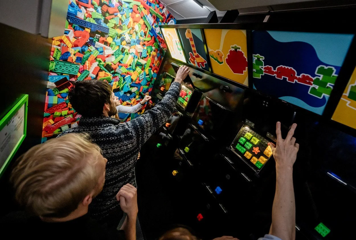 Block Builder: En rolig aktivitet på Teamfabriken Malmö där ni får återuppleva barndomens Legobyggen.