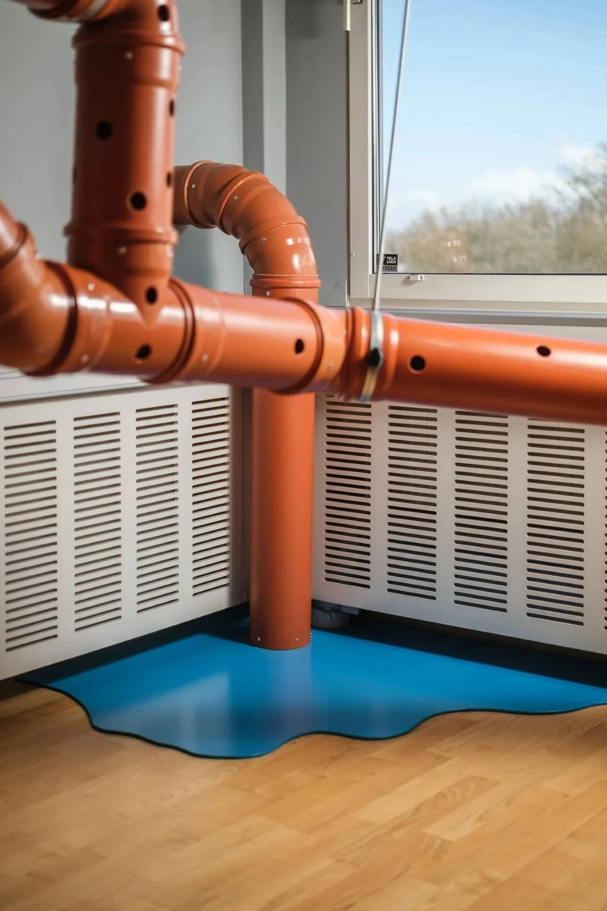 The Plumber: Ett av 30 uppdrag på Teamfabriken Malmö. Här ska gruppen få en boll att färdas i avloppssystemet, minst sagt en annorlunda aktivitet.