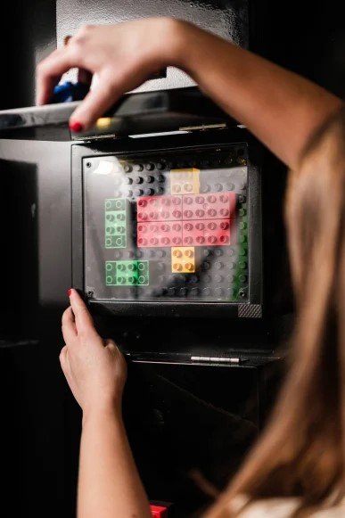 Block Builder: En rolig aktivitet på Teamfabriken Malmö där ni får återuppleva barndomens Legobyggen.