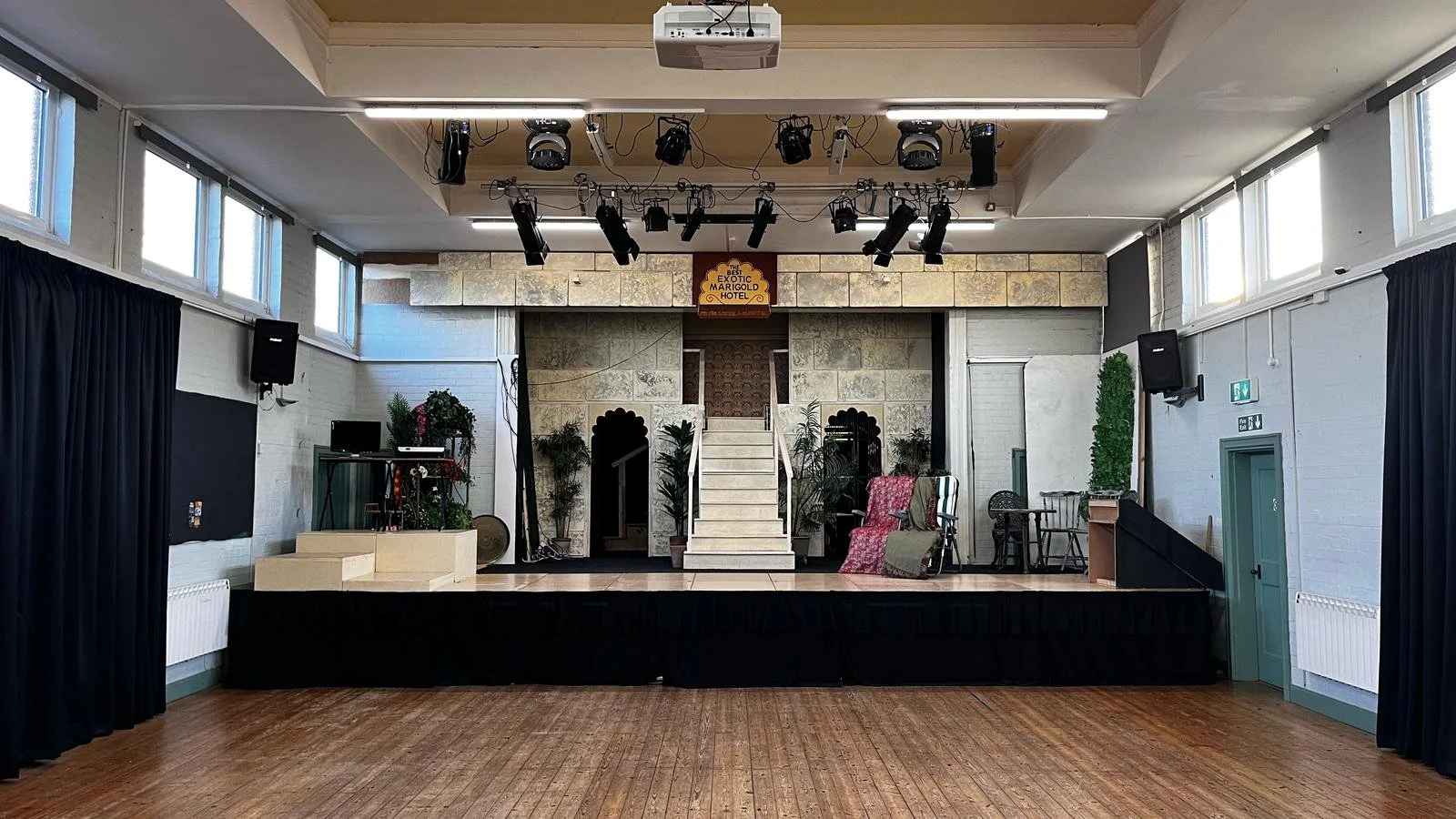 extending the set beyond the proscenium arch