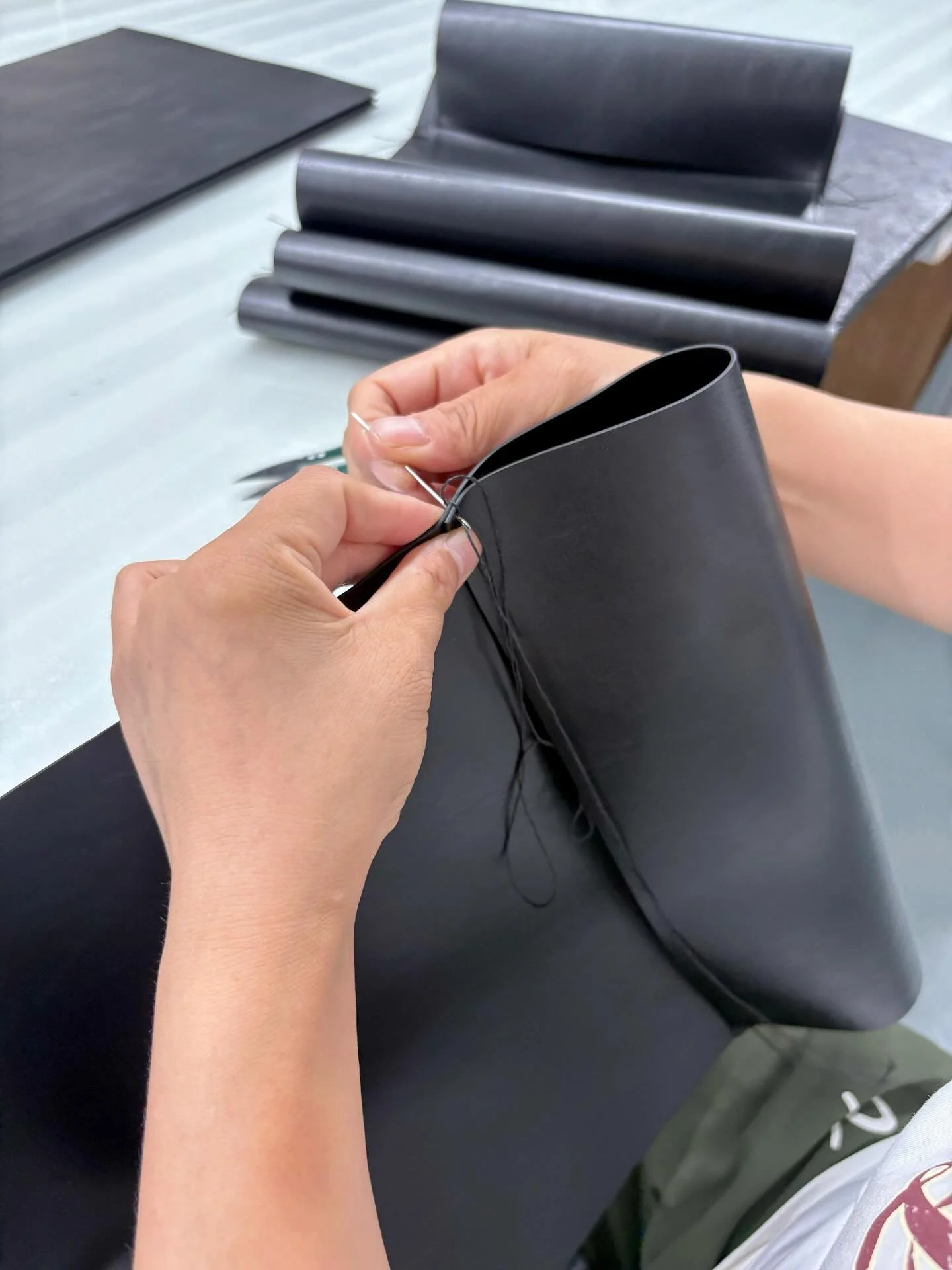 At KSHIN, craftsmanship is passed hand to hand, heart to heart.

Seasoned artisans share not only skills, but patience and care, guiding the next generation with quiet trust.@These bonds &mdash; between mentor and apprentice, tradition and future &md