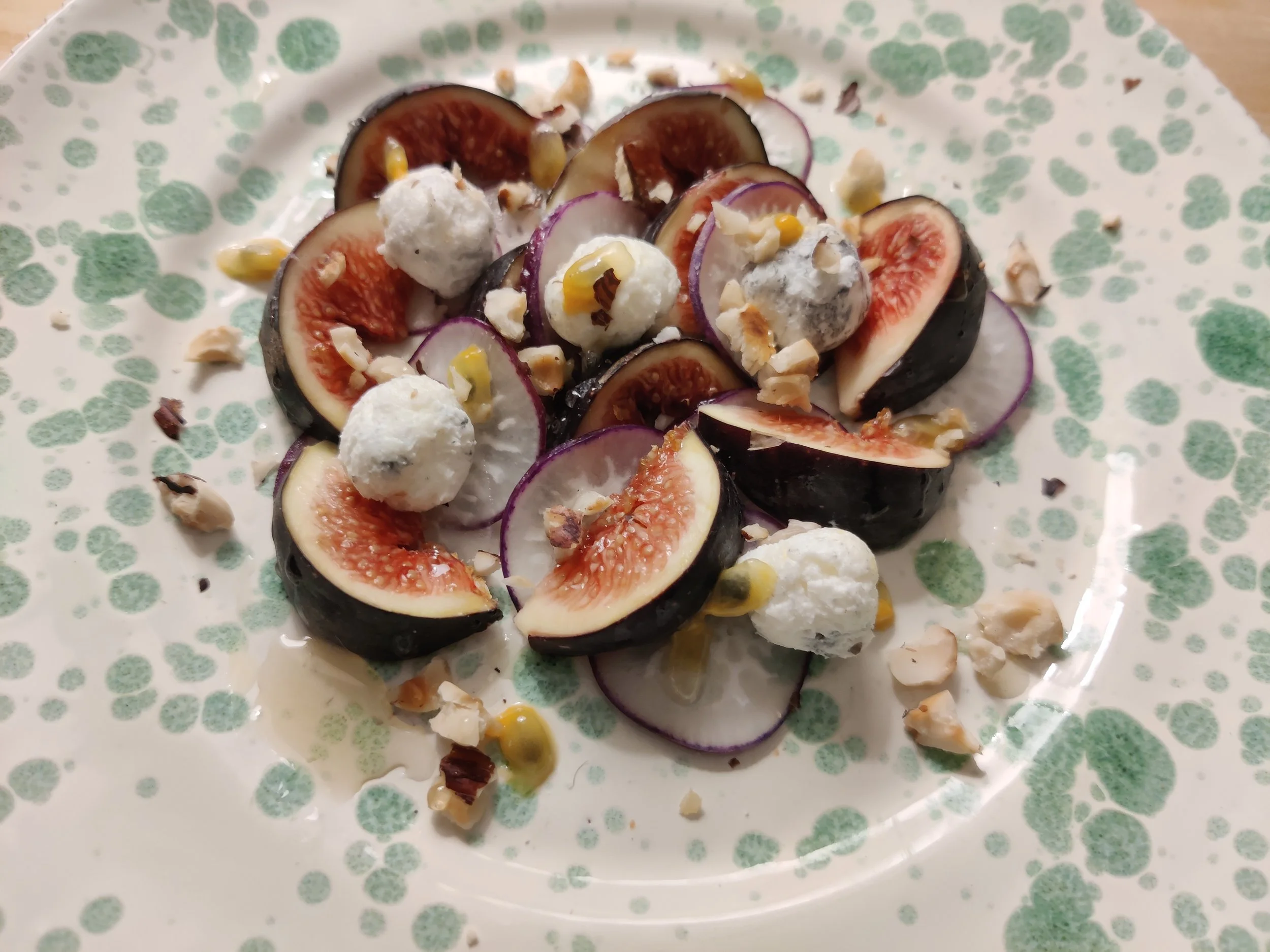 Fig, goats cheese, hazelnut & honey dressing