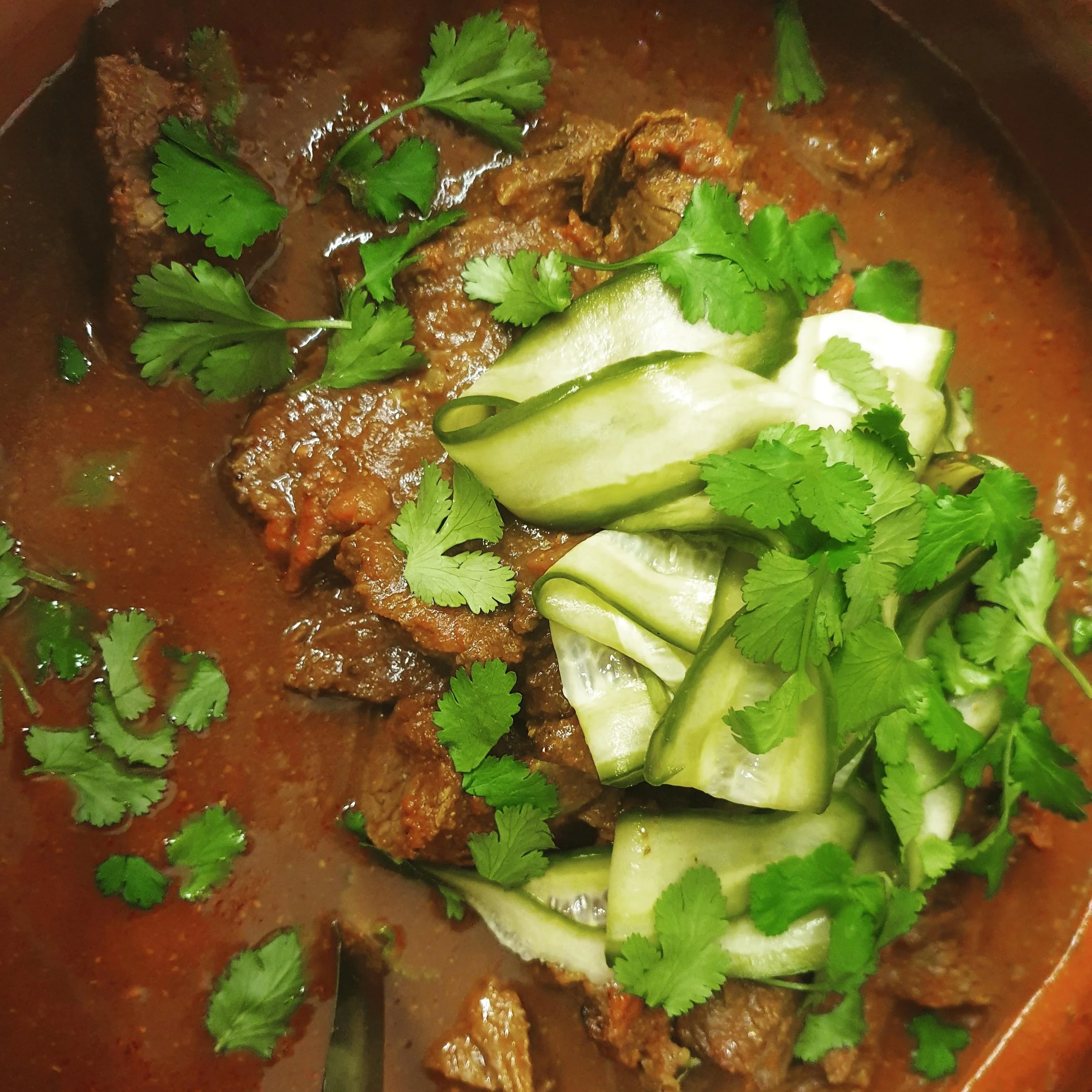 Beef skirt madras with pickled cucumbers