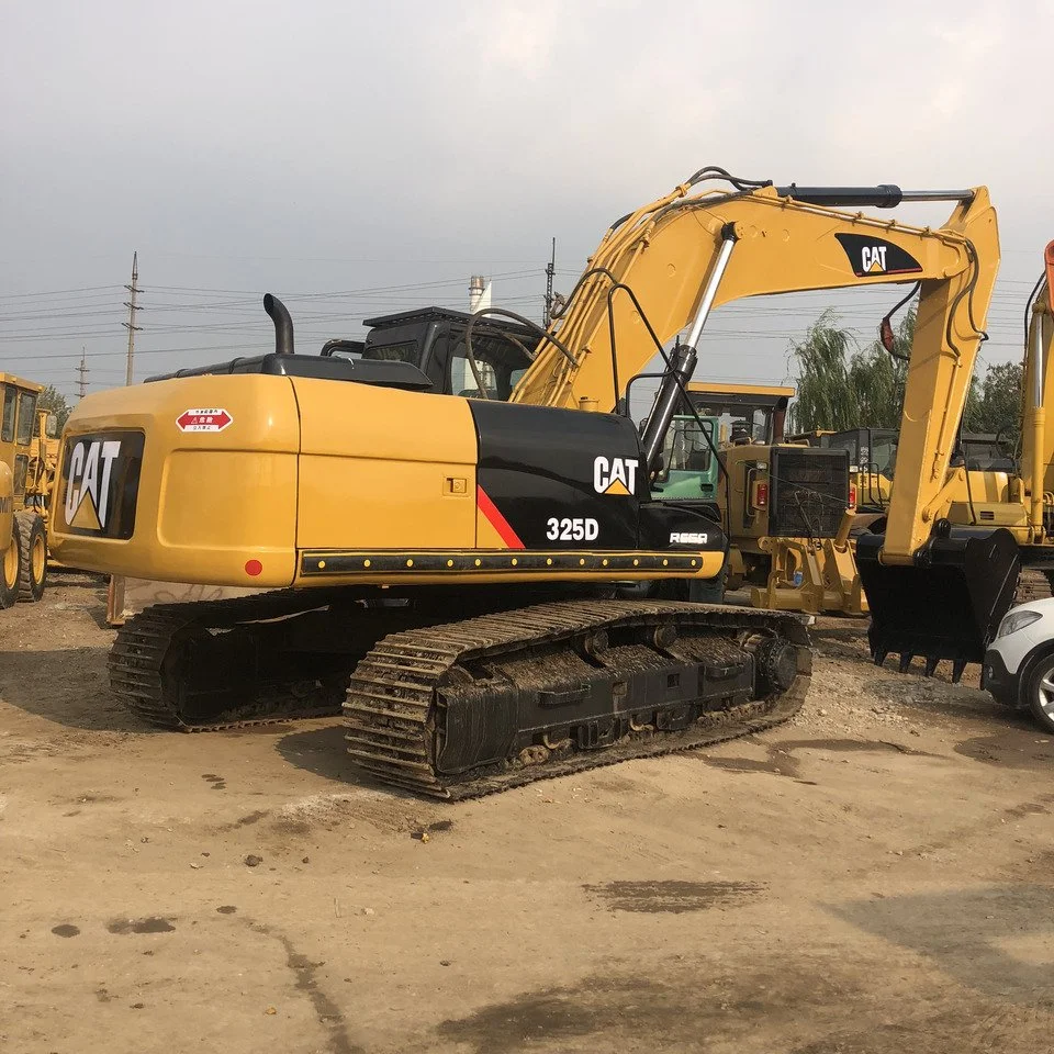 Escavatore giallo di marca CAT 325D su un terreno in cantiere edile.