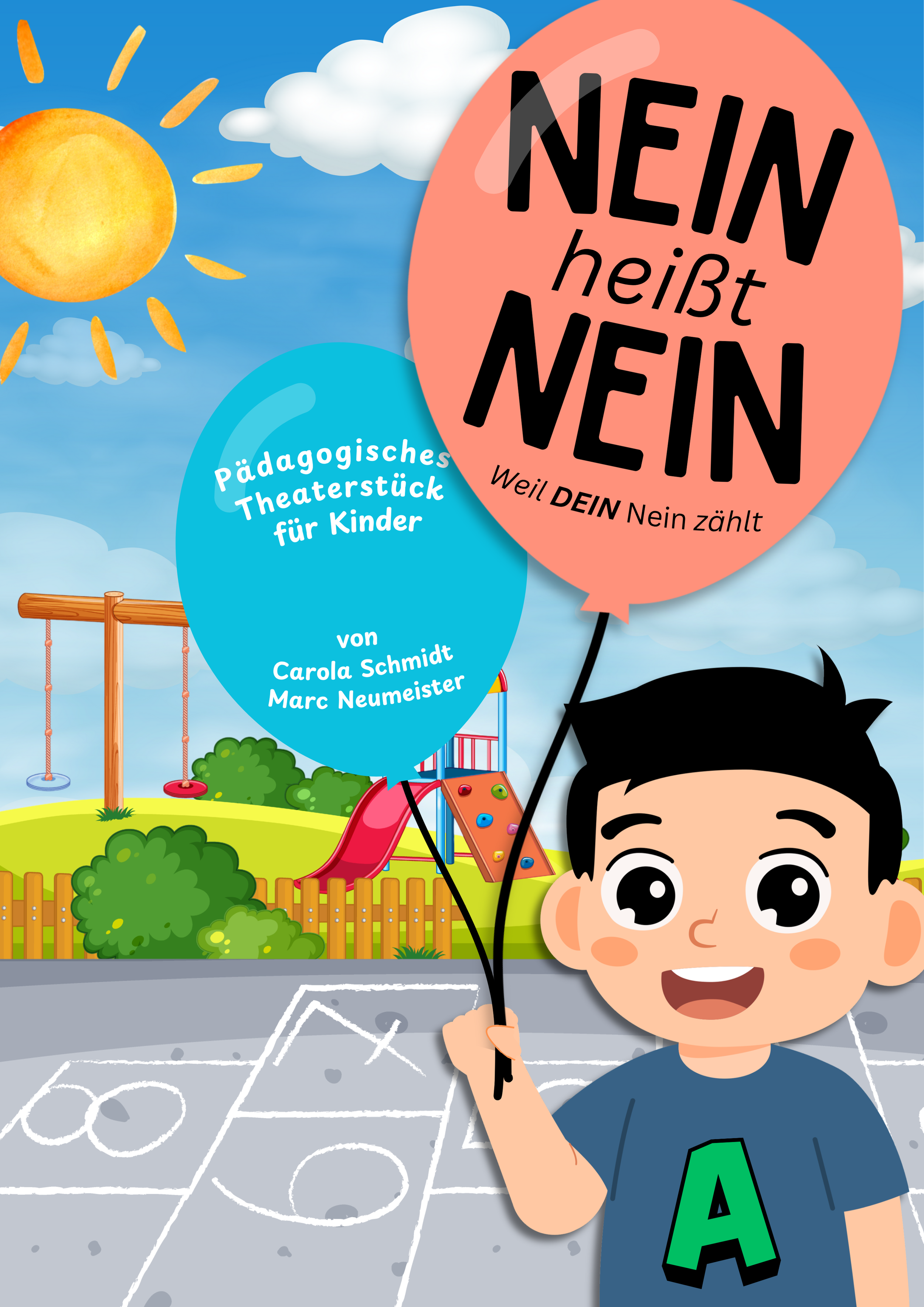Ein lachender Junge hält zwei Ballons mit deutschen Texten vor einem Spielplatz im Freien, blauer Himmel mit Wolken und Sonne.