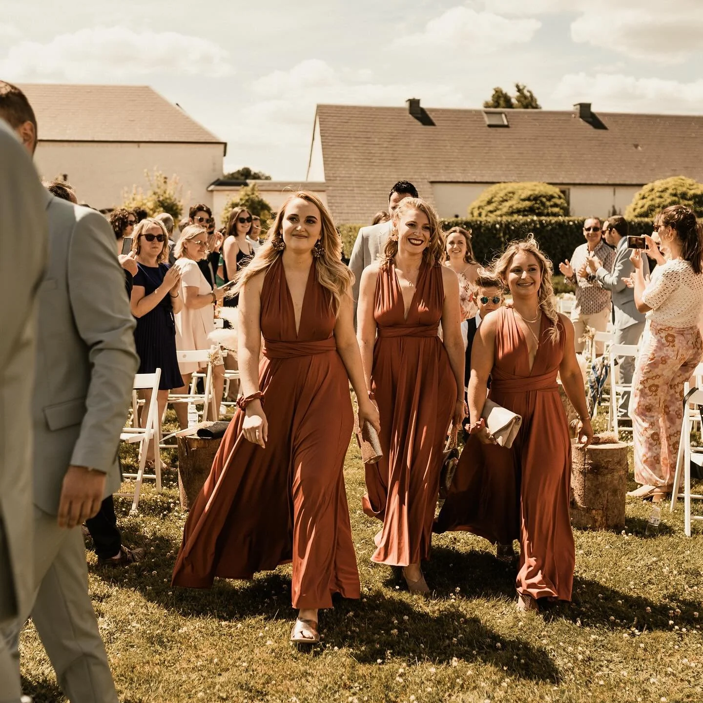 Elle est la star des t&eacute;moins le jour de votre mariage ! Notre robe invit&eacute;e est faite pour toutes les &eacute;preuves et m&ecirc;me les fous rires ! 
Confortable et multiposition elle sera parfaite pour le jour J de votre BFF ! 

Ici la 
