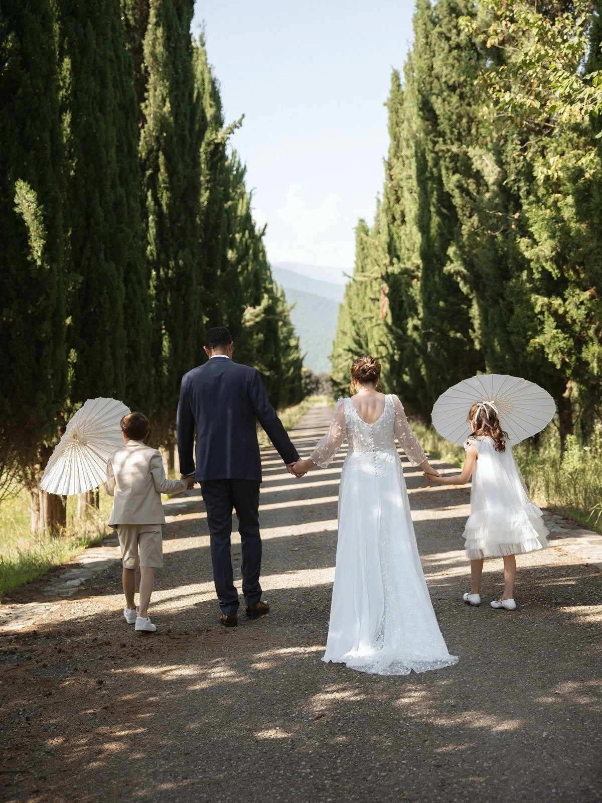 Dea &amp; sa team 🤍

Pour son mariage, Dea a choisi une robe @oksanakokhanparis totalement personnalis&eacute;e. C&rsquo;&eacute;tait un bonheur de l&rsquo;accompagner dans cette recherche de la robe parfaite, qui lui correspondait &agrave; 100%. 

