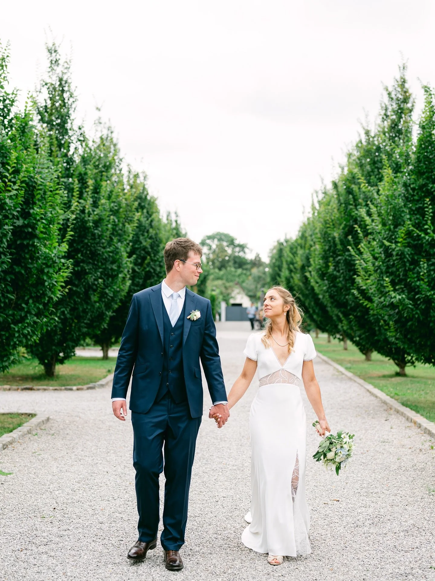 Marie-Sophie &amp; Louis Max au @chateaudemorbecque 🌿 

Marie-Sophie a choisi pour son grand jour, de porter une robe moderne et p&eacute;tillante, avec une touche de dentelle harmonieuse. 

Elle &eacute;tait sublime non ? 🤩

Encore toutes nos f&ea
