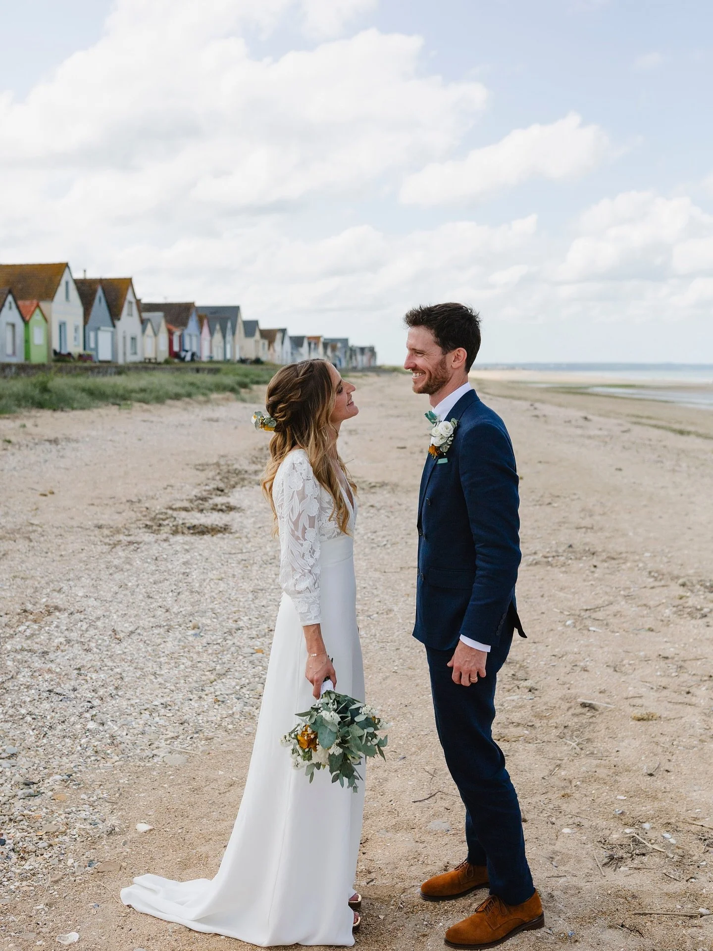 Manon et sa sublime robe Bergame @annedelafforest sur la c&ocirc;te 🌊 

Nous avons demand&eacute; &agrave; Manon de nous raconter ses essayages, retrouvez l&rsquo;article de son mariage sur notre site dans la rubrique Blog. 💌

@palma_maxime_photo