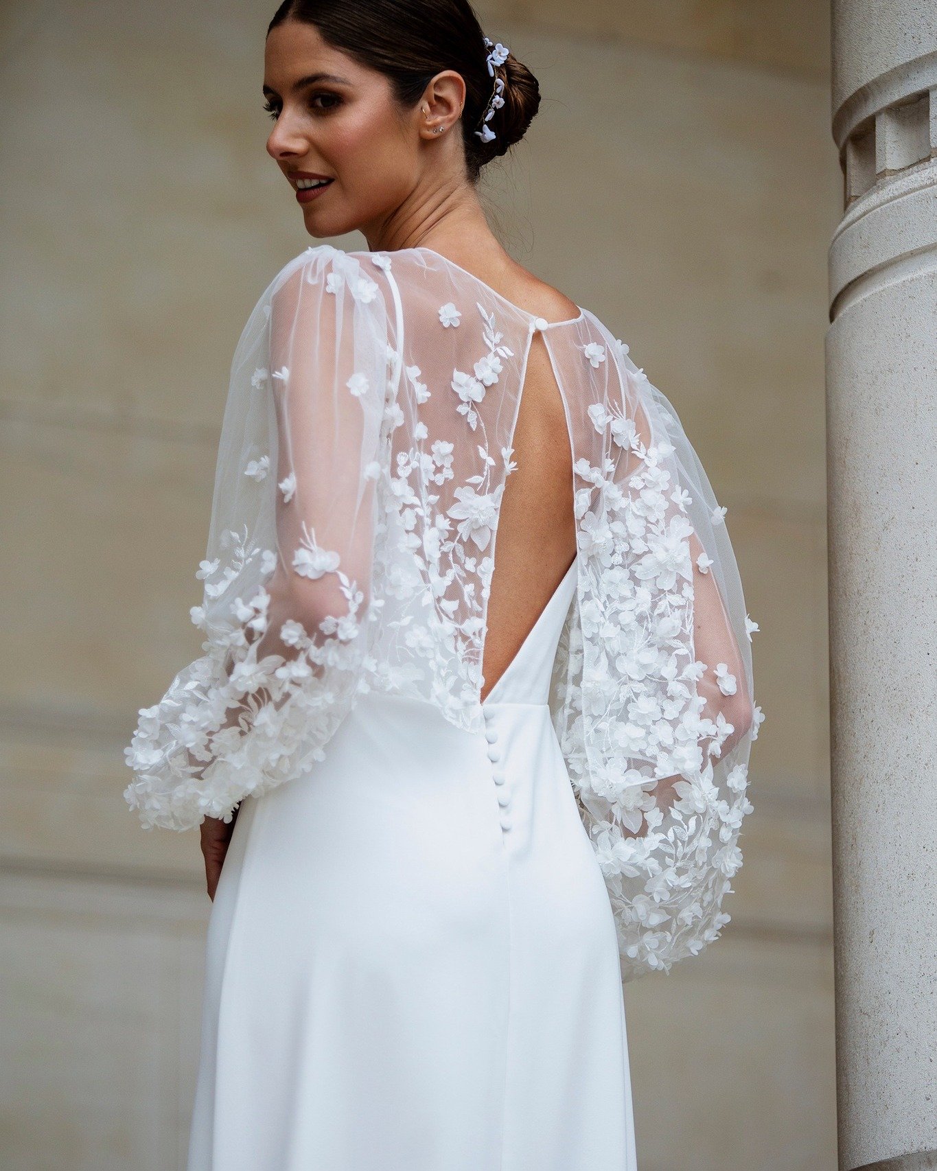 Le top Ang&eacute;lique @oksanakokhanparis 

Un coup de coeur cette saison ! Sa dentelle 3D, ses longues manches bouffantes.. Port&eacute; par dessus une robe toute simple, l'harmonie est compl&egrave;te pour un look moderne et chic !