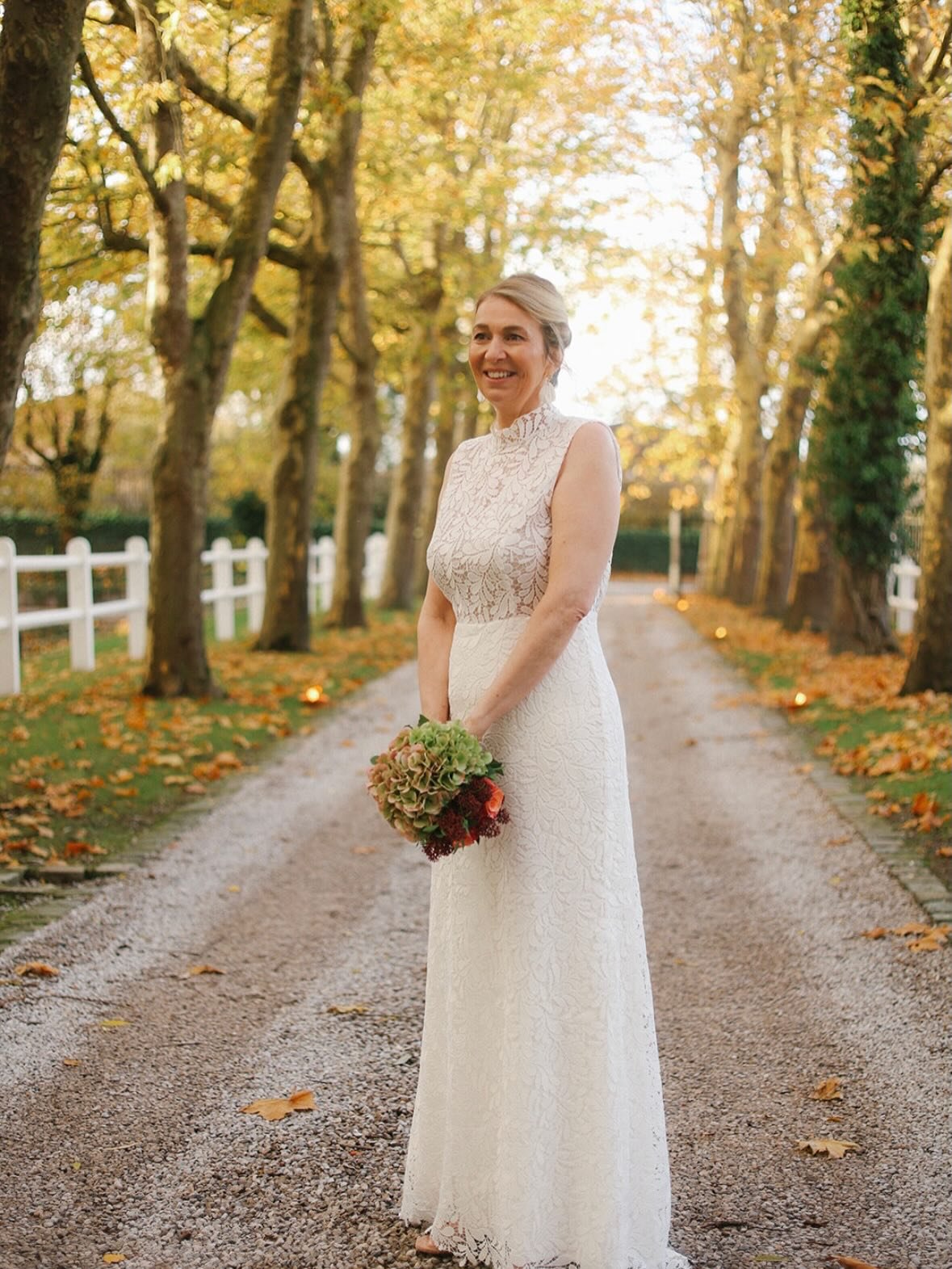 ✨ Jane ✨
Rayonnante En V&eacute;suve, robe tout en guipure sign&eacute;e @annedelafforest
&Eacute;l&eacute;gance naturelle et lumi&egrave;re d&rsquo;automne 🤍🍂
Photo : @paulinefranquephotography 
Costume : @lille_blandindelloye