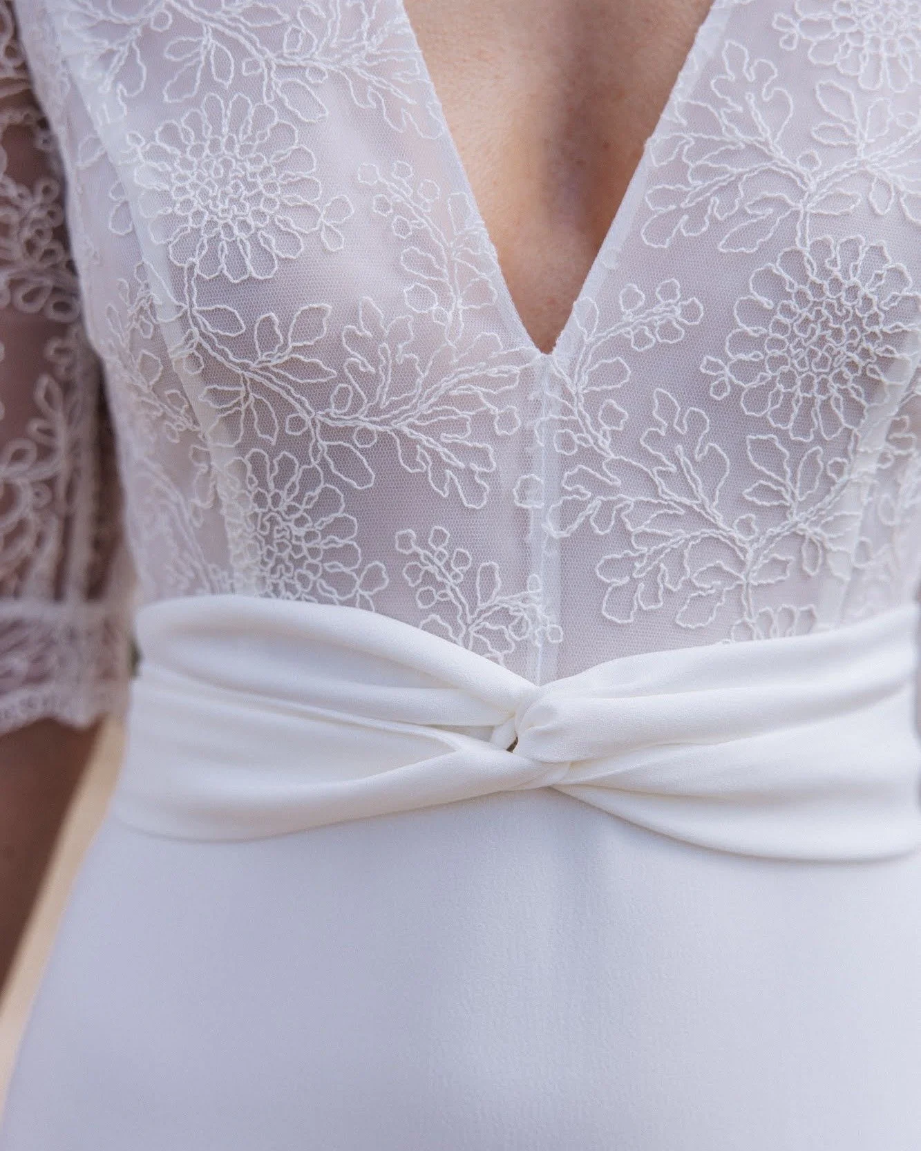 WEST et ses d&eacute;tails &agrave; couper le souffle ! @annedelafforest 

Avec des manches bouffantes et une ceinture drap&eacute;e, c'est le mix id&eacute;al pour de l'&eacute;l&eacute;gance &agrave; porter le jour j !

Nous en tout cas, on est fan