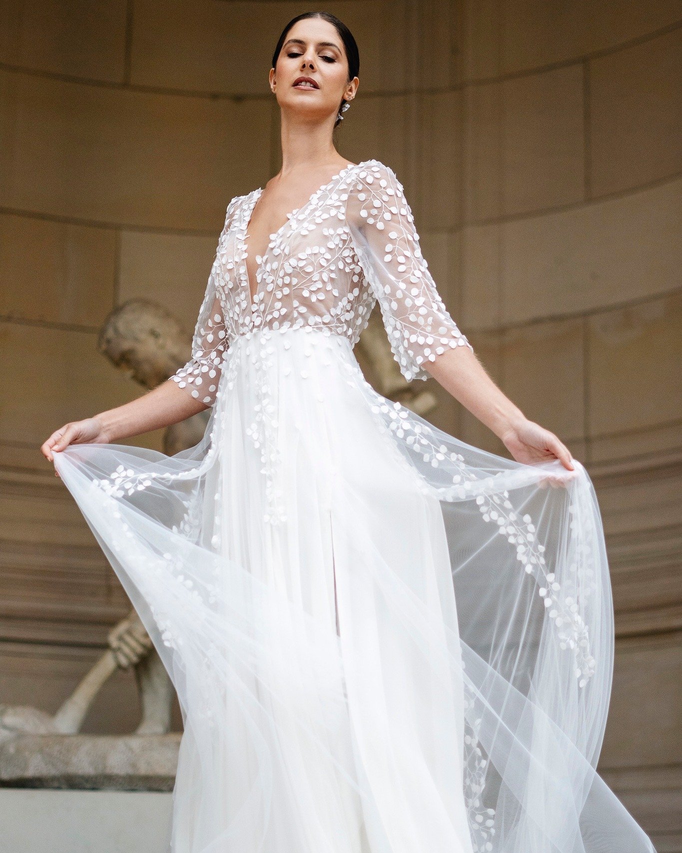 M&Eacute;LISSE 
Collection 2026 @oksanakokhanparis 

M&eacute;lisse, c&rsquo;est une robe qui respire la tendresse. Une pi&egrave;ce signature pour celles qui veulent c&eacute;l&eacute;brer l&rsquo;amour avec gr&acirc;ce et naturel. 🌿