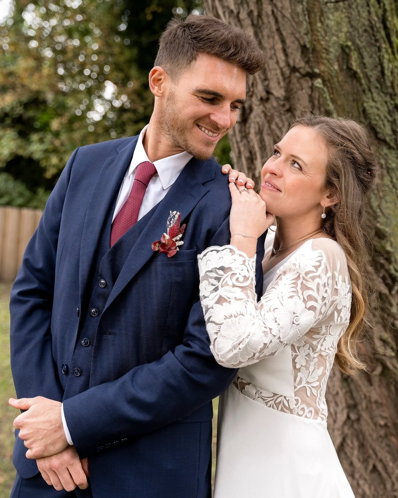 Pour son grand jour, Alix a choisi de personnaliser sa robe Mina @mademoiselle_de_guise !

En lui rajoutant de longues manches, elle n'a fait plus qu'un avec sa robe, c'&eacute;tait le d&eacute;tail qui lui manquait pour que tout soit parfait. 🤍

Pa