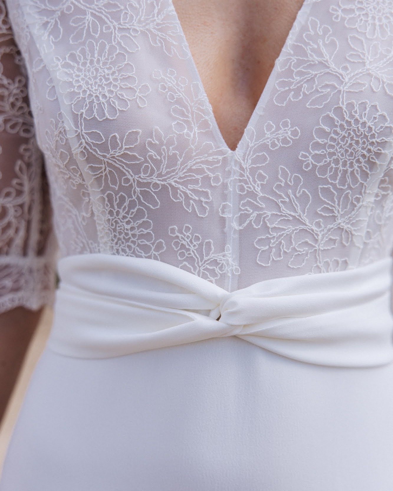 WEST et ses d&eacute;tails &agrave; couper le souffle ! @annedelafforest 

Avec des manches bouffantes et une ceinture drap&eacute;e, c'est le mix id&eacute;al pour de l'&eacute;l&eacute;gance &agrave; porter le jour j !

Nous en tout cas, on est fan