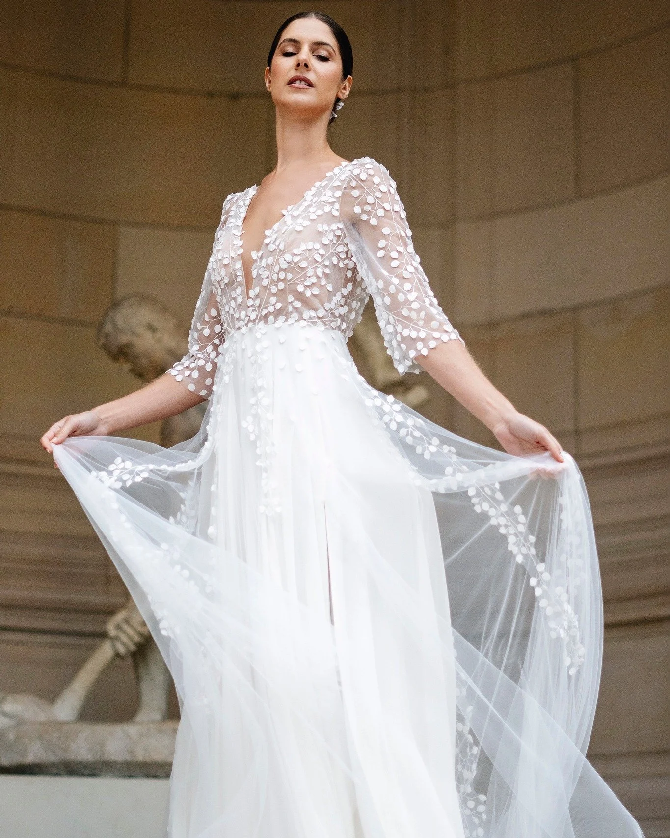 M&Eacute;LISSE 
Collection 2026 @oksanakokhanparis 

M&eacute;lisse, c&rsquo;est une robe qui respire la tendresse. Une pi&egrave;ce signature pour celles qui veulent c&eacute;l&eacute;brer l&rsquo;amour avec gr&acirc;ce et naturel. 🌿