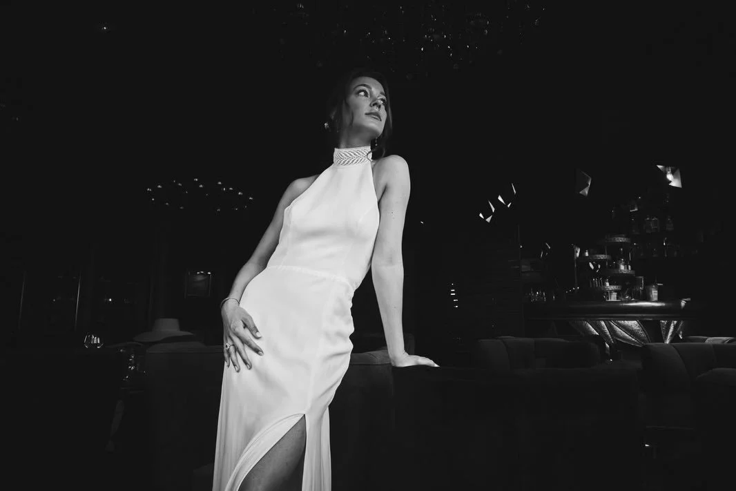 Fin avril, Laur&egrave;ne a dit oui&hellip; et le temps s&rsquo;est arr&ecirc;t&eacute; ✨
Une silhouette pure, une &eacute;l&eacute;gance naturelle ! 
Chaque d&eacute;tail de cette robe a &eacute;t&eacute; pens&eacute; pour sublimer la femme qu&rsquo