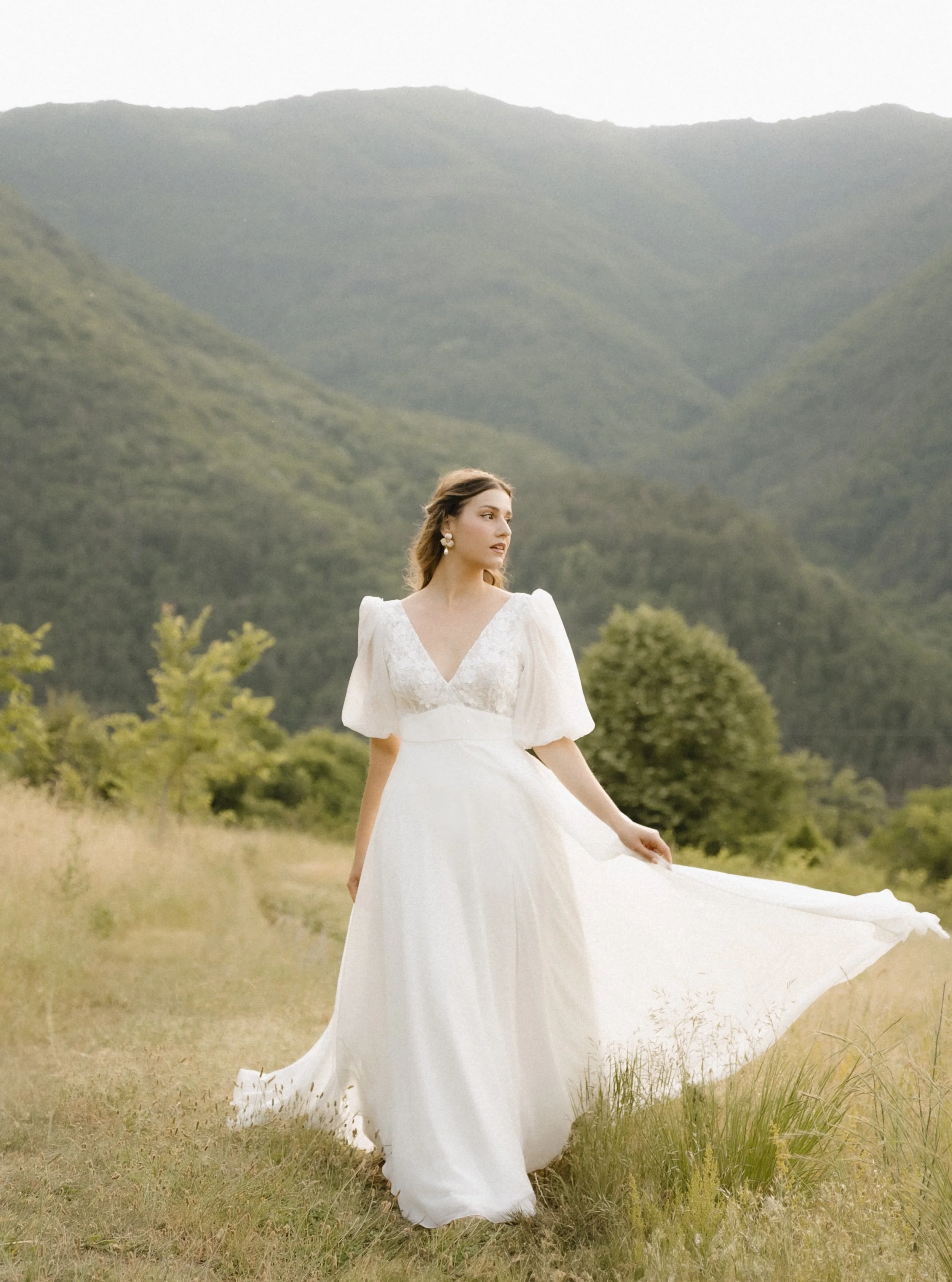 Venez &agrave; la rencontre de la belle Yavanna de chez @maisonboneva une robe douce et po&eacute;tique pour un mariage tendance avec sa dentelle 3D sur le buste ... &agrave; essayer d&egrave;s maintenant au showroom