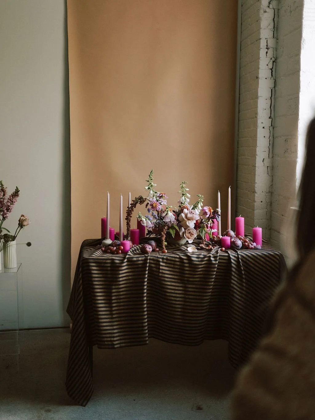 The images of our 1:1 Floral Design Intensive with @browersflowers could not have turned out better!

We worked with a gorgey and unexpected autumn palette of juicy tones featuring a healthy dose of vibrant fuchsia and softened with mauve, lavender, 