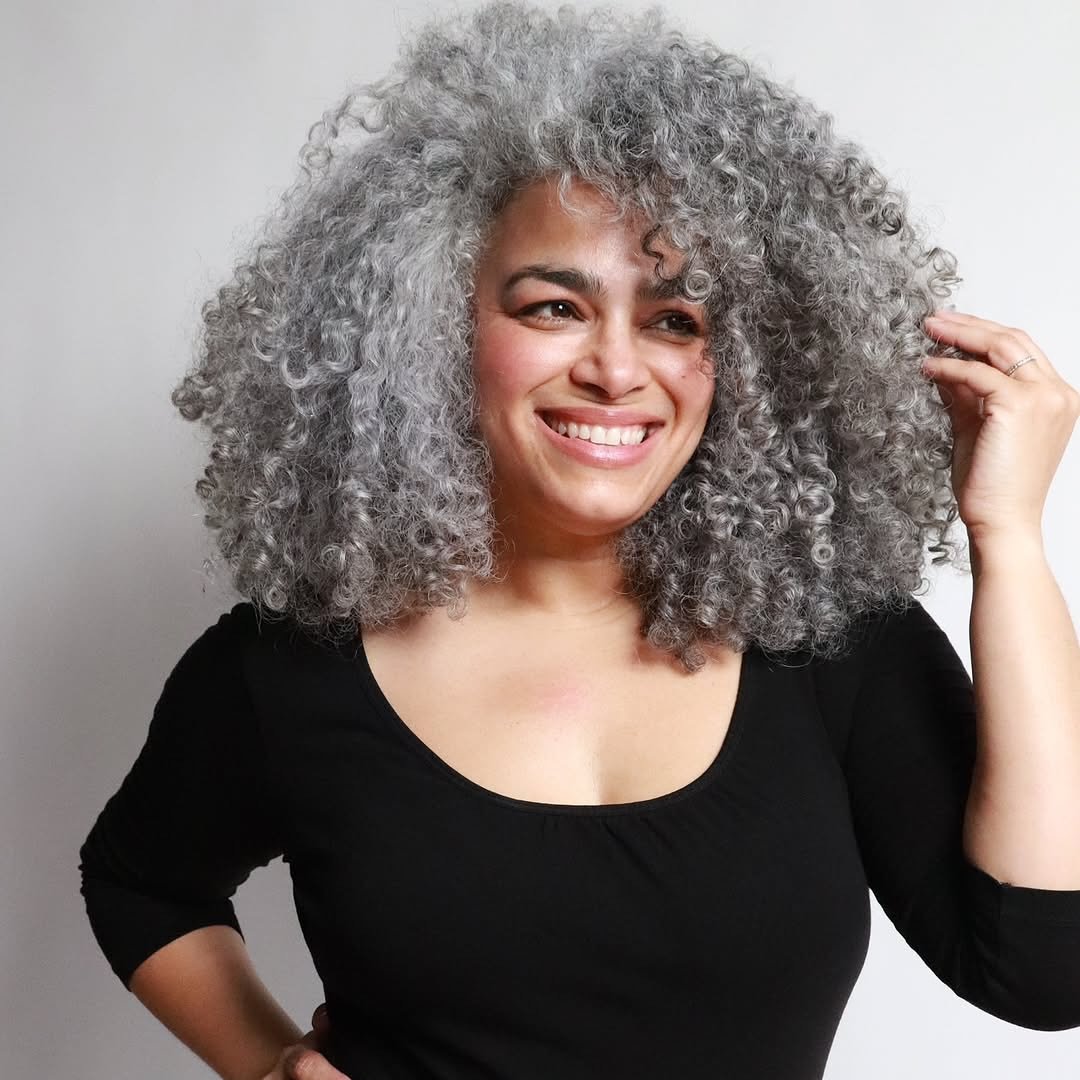 ✨🤍 Silver &amp; White Curls That Shine Naturally 🤍✨
Curly gray and white hair has its own kind of magic &mdash; soft, luminous, and full of personality. When curls meet silver, every ringlet becomes a statement.

Keep your curls defined, bright, an