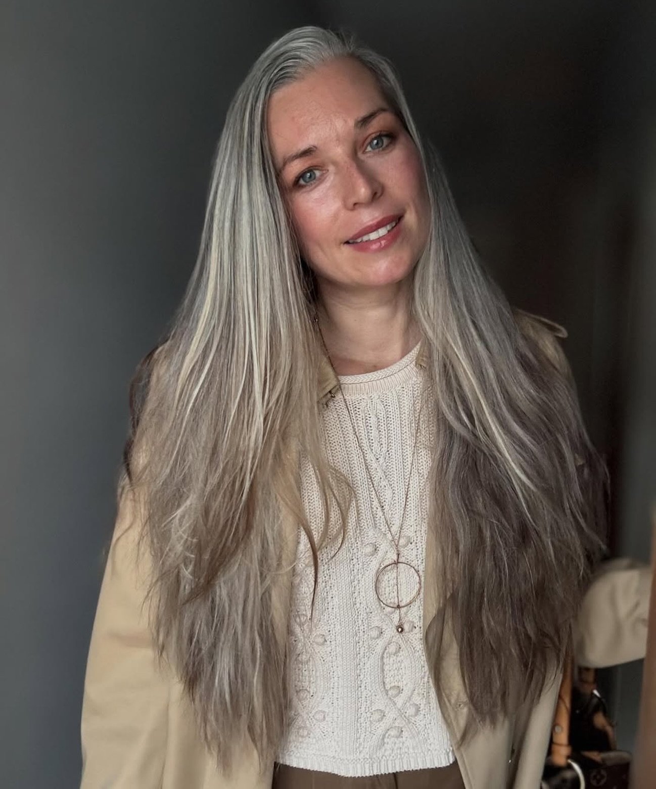 ✨ Silver and white hair should shine &mdash; not yellow.
💧 Silvera shampoo and conditioner use silver mica pigment + magnesium to keep your tone bright and clean.
🌙 Reduces dullness and boosts a cool, luminous glow.
💫 Soft, hydrated, radiant silve