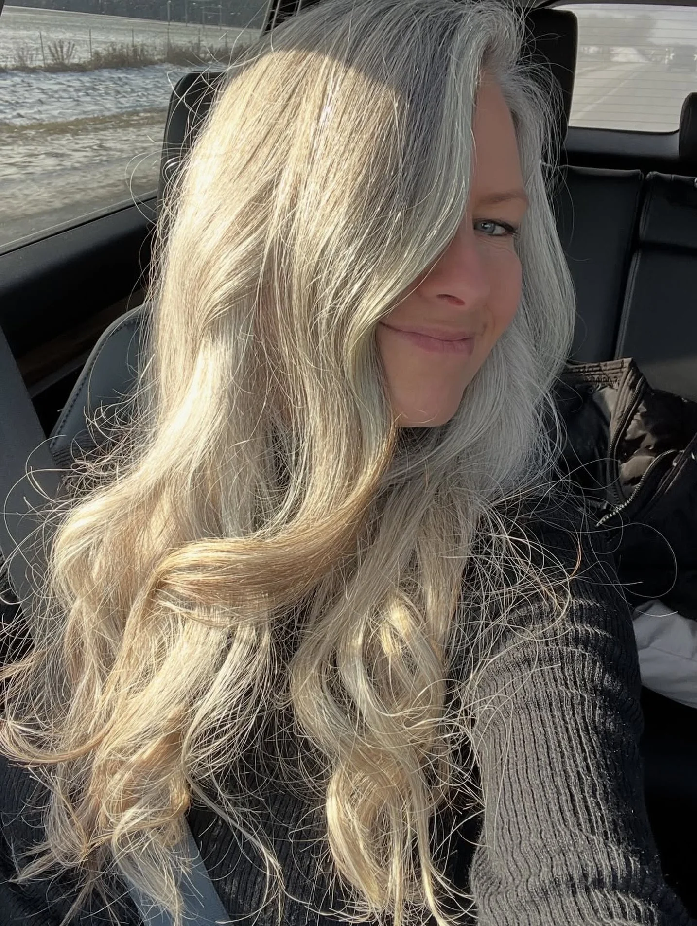 ✨ Silver &amp; White Hair Brilliance ✨
🤍 Embrace the beauty of your natural silver and white strands.
💫 These tones shine with elegance, confidence, and individuality.
🌬️ Give your hair the nourishment it deserves to stay radiant and smooth.
🧖&zw
