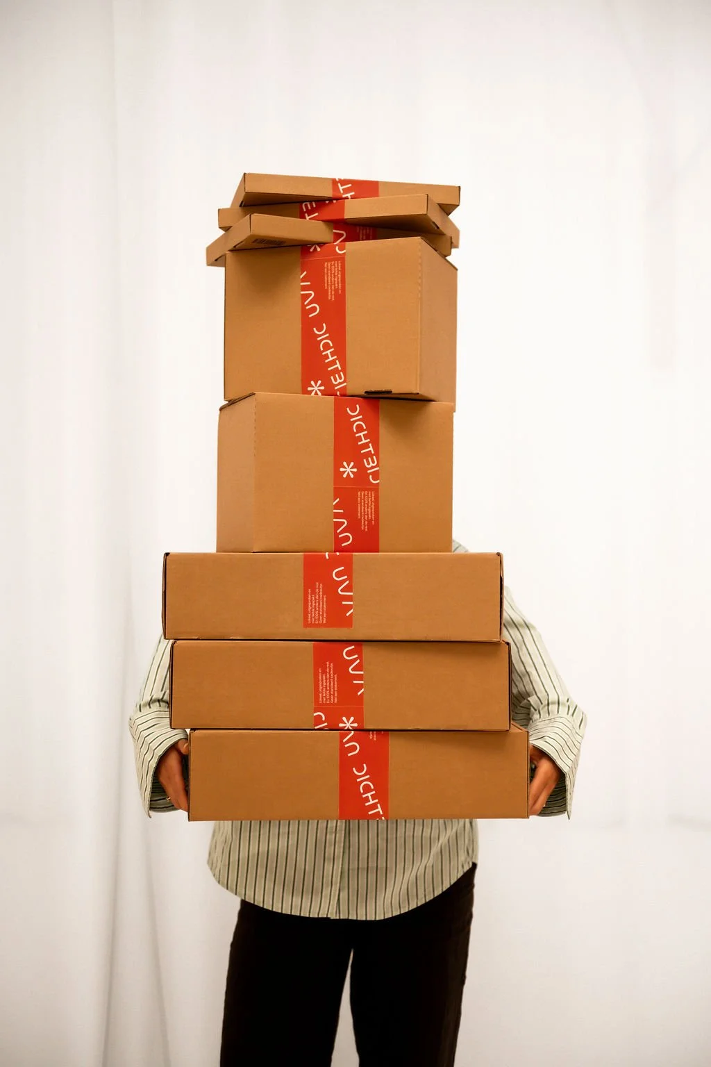 Carlijn draagt kerstpakketten van Van Dichtbij, in verschillende maten verkrijgbaar.