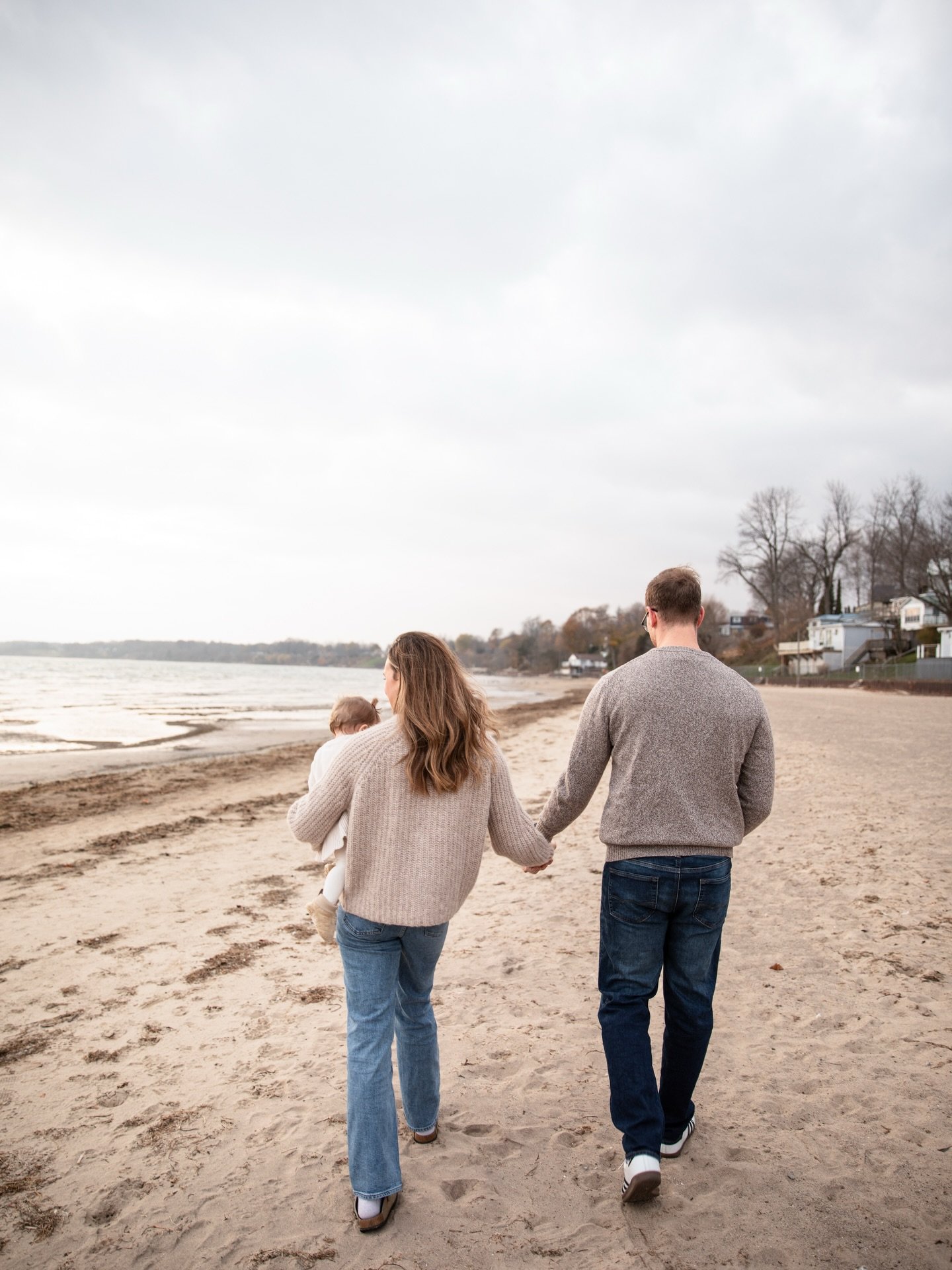 Winter strolls always hit different 💕 we lucked out on one of the nicer winter days we&rsquo;ve had for this shoot