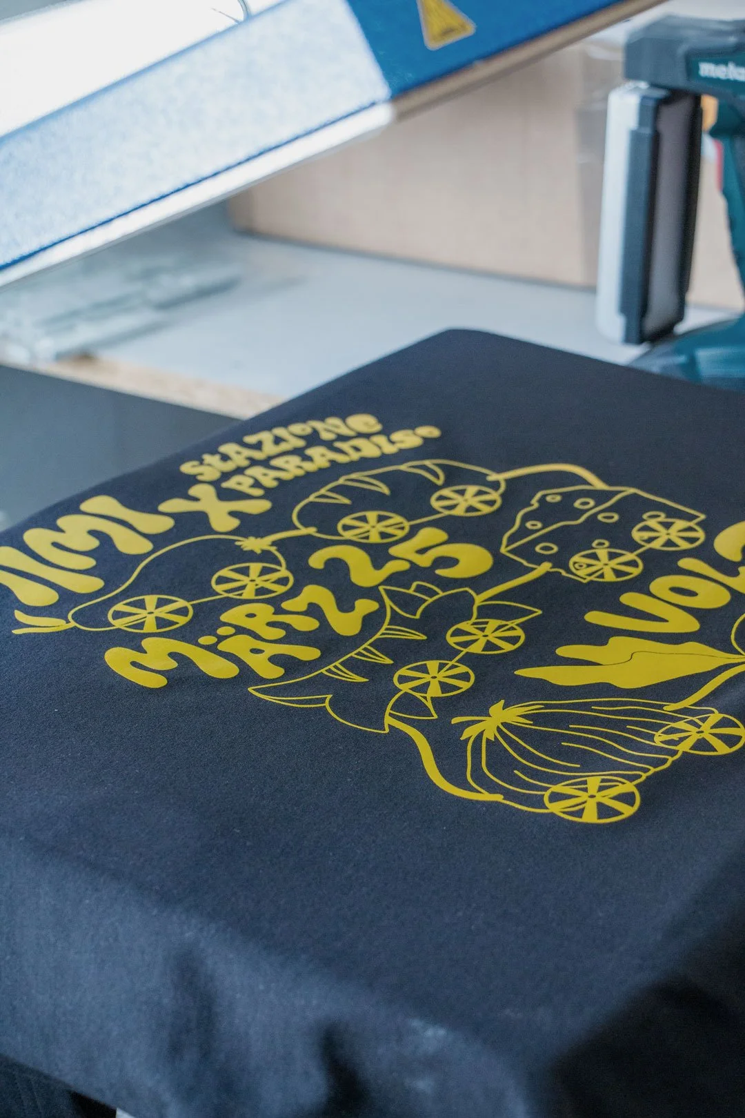 Einfarbiger Siebdruck auf T-Shirts für das Restaurant Pop-Up von Mimi im Stazione Paradiso in Zürich.