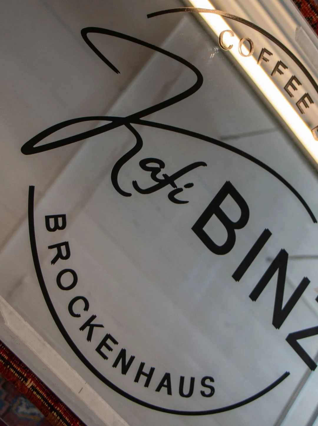 Logo Siebdruck auf Glas-Spiegel für das Kafi Binz in Zürich.
