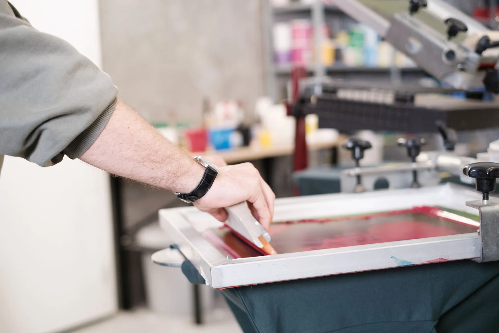 manueller handsiebdruck in Zürich, Schweiz.