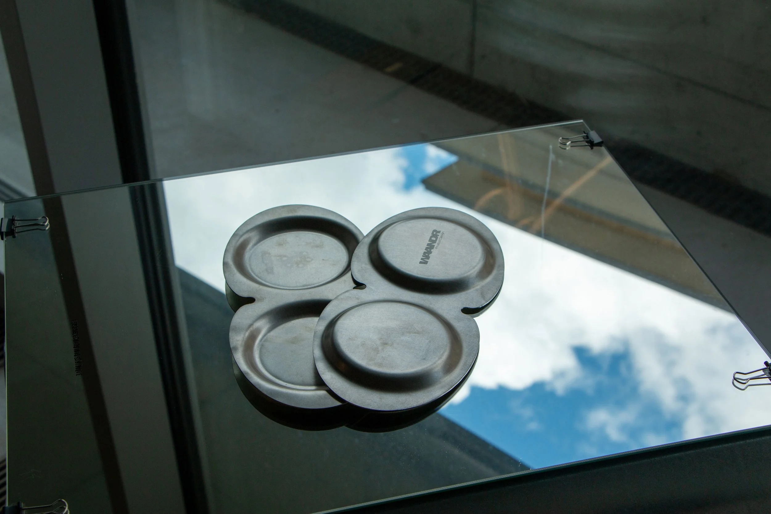 Bedruckte Kaffee Srevier-Tabletts aus Chromstahl.