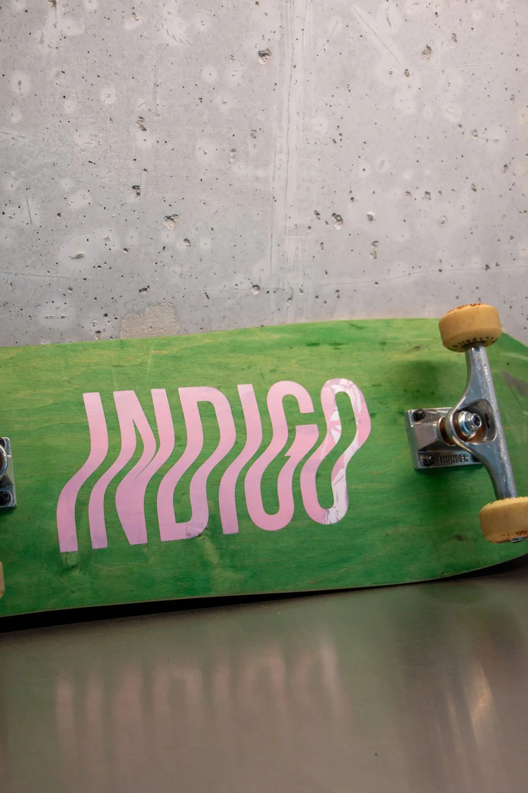 Iris-Siebdruck auf Street-Skateboard-Deck mit Indigo Logo.