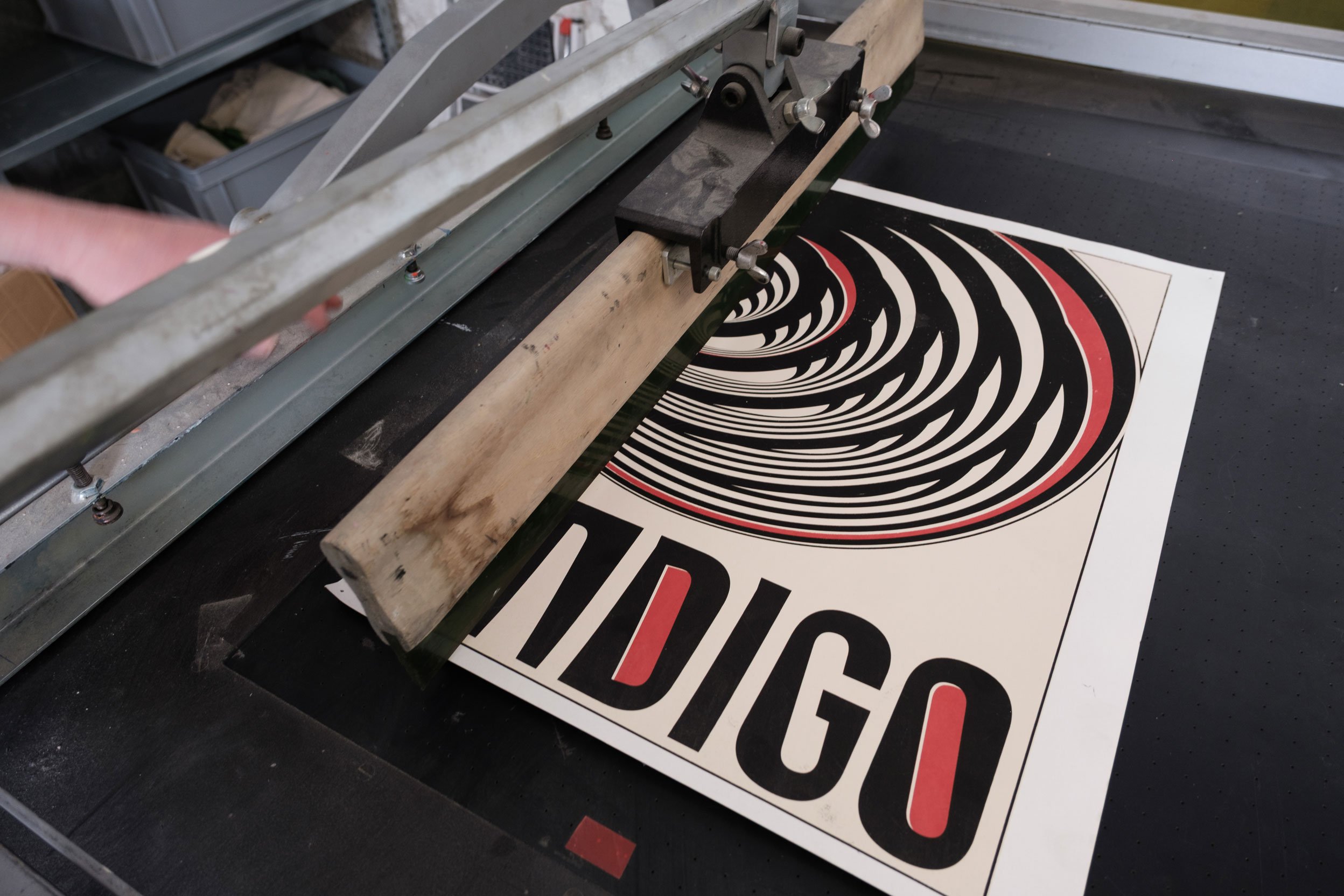 Mehrfarbiges Siebdruckplakat von Studio Indigo.