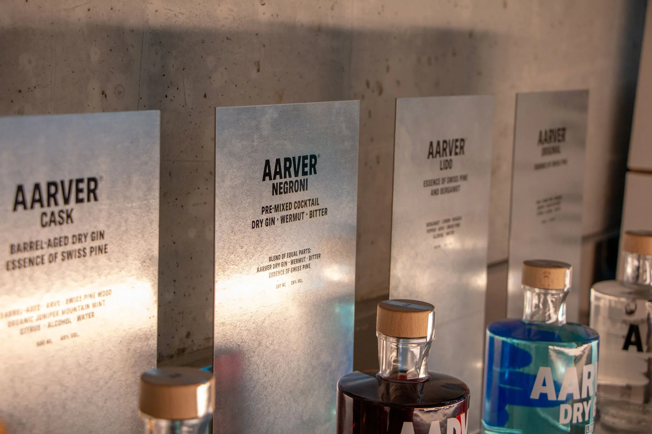 Siebdruck auf Metall-Winkel für ausgestellte Spiritus Flaschen von Aarver.